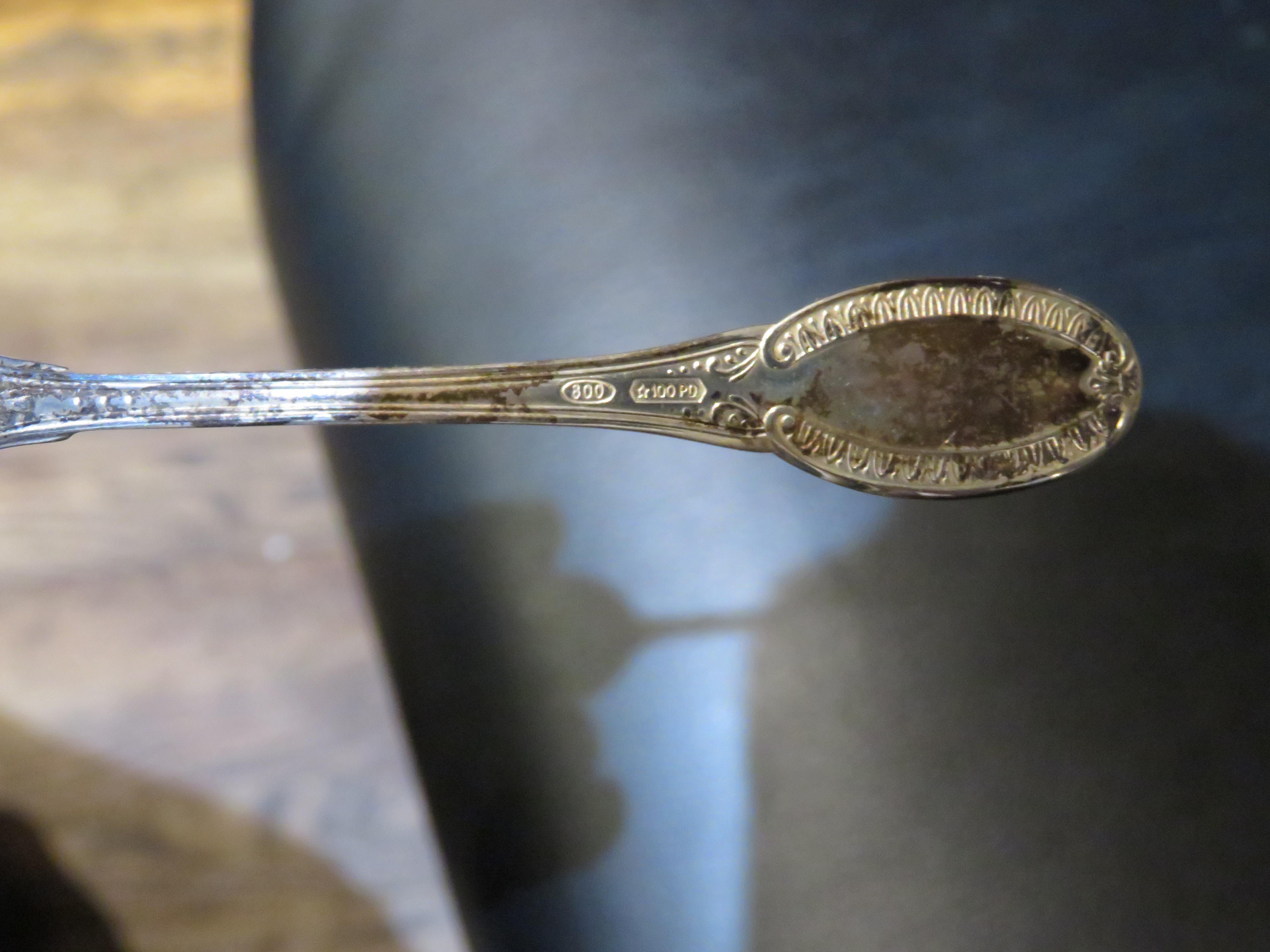Inglese Importante e raro set di 6 cucchiai in argento sterling martellato a mano del XIX secolo in vendita