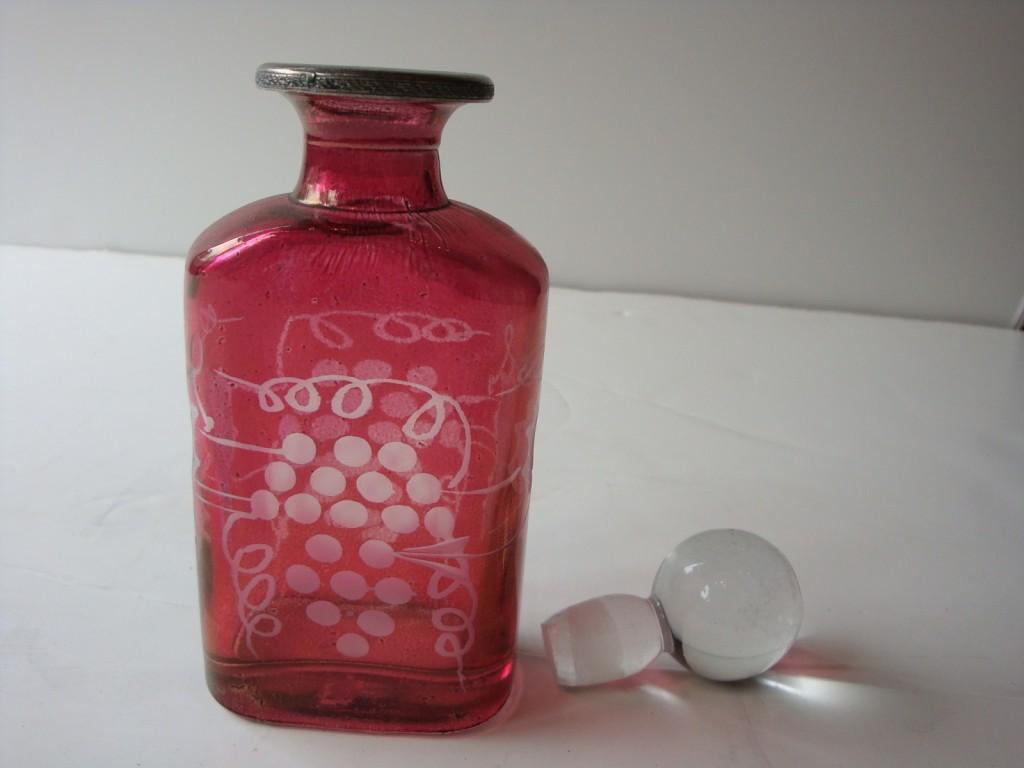 Seltene wichtige Nachlass 20. C Cranberry Farbe Französisch Glas Likör Parfüm Flasche (Französischer Schliff) im Angebot