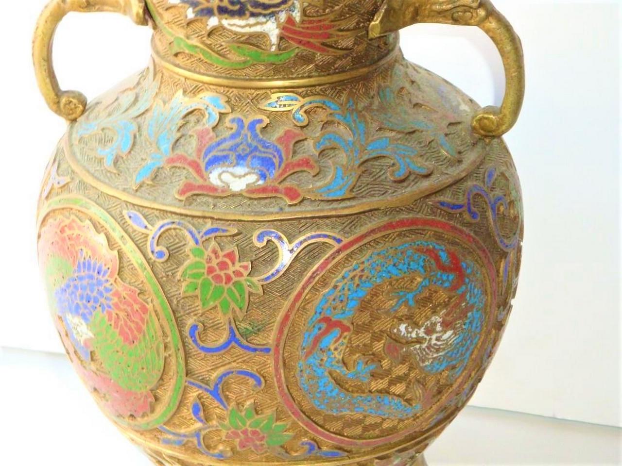 Giapponese Rara e importante urna di Cloisonne dipinta a mano in bronzo con maniglie in vendita