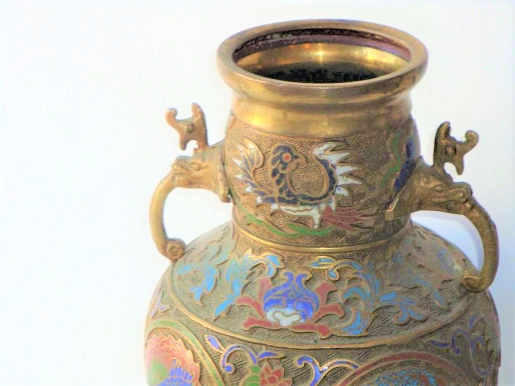 Dipinto a mano Rara e importante urna di Cloisonne dipinta a mano in bronzo con maniglie in vendita