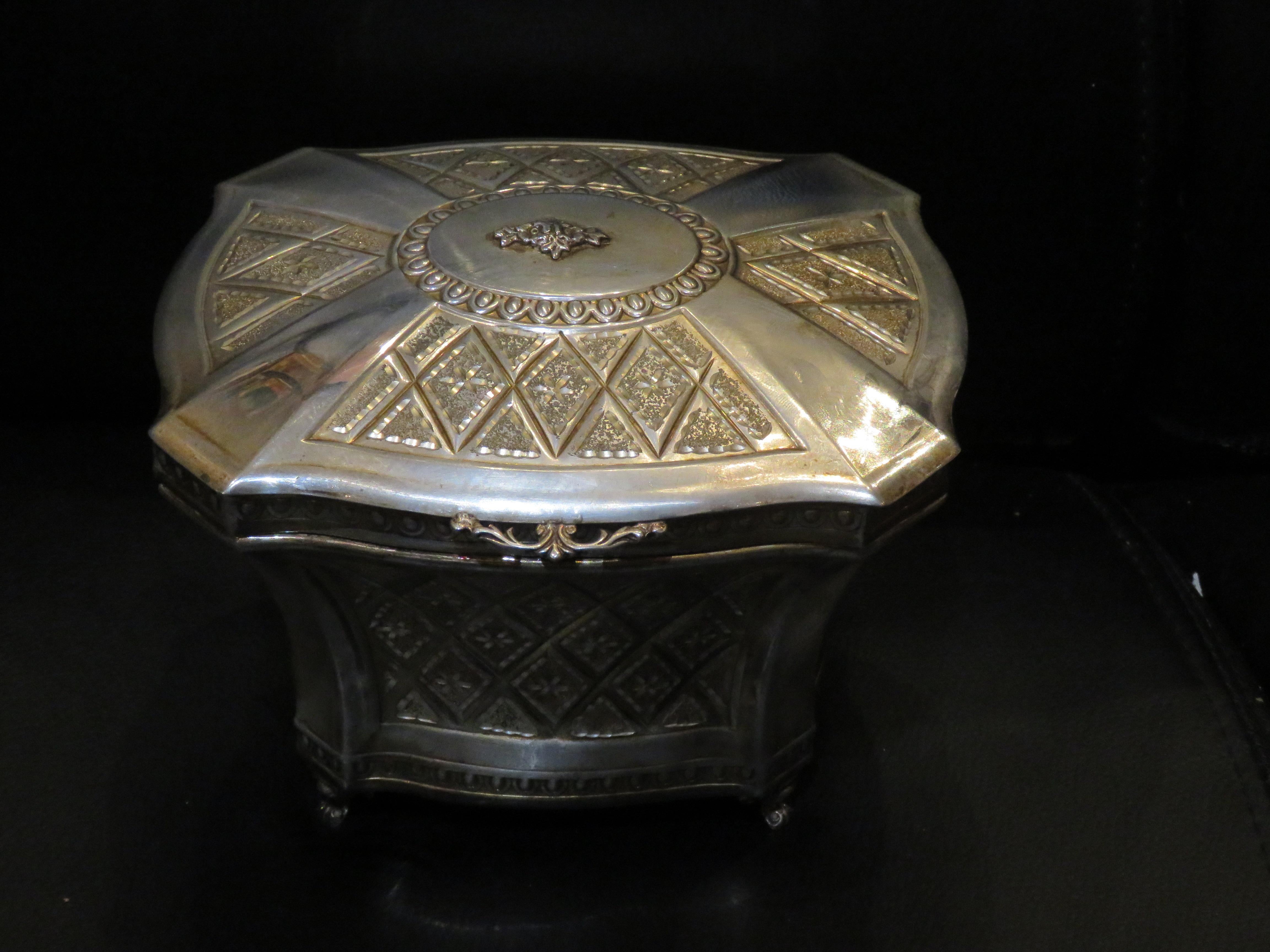 El siguiente artículo es espectacular y muy bonito  Estuche grande de plata de ley martillada y grabada a mano. Bellamente realizada con Exquisitos Detalles de Plata de Ley. ¡¡Sacado de una finca de varios millones de dólares en Nueva York!!


