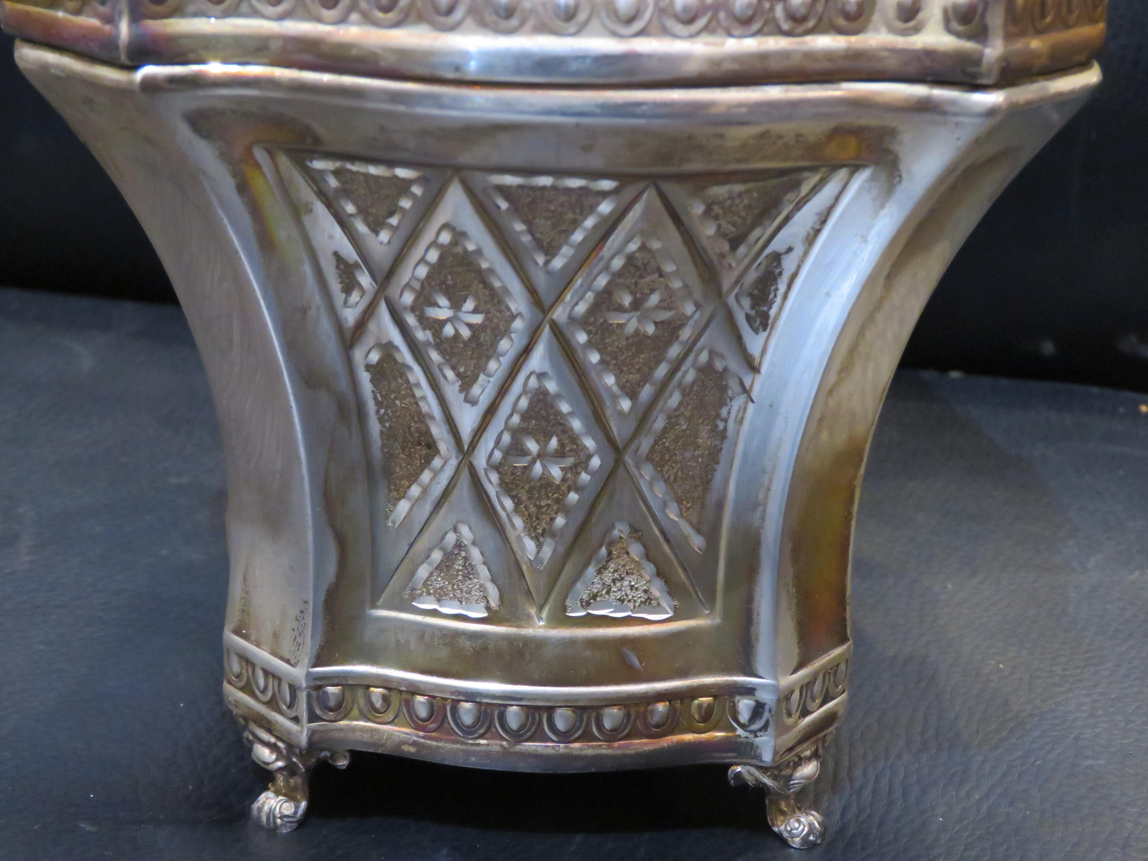 Raro e importante estuche de plata STERLING martillada a mano con grabados en forma de volutas siglo XX en venta