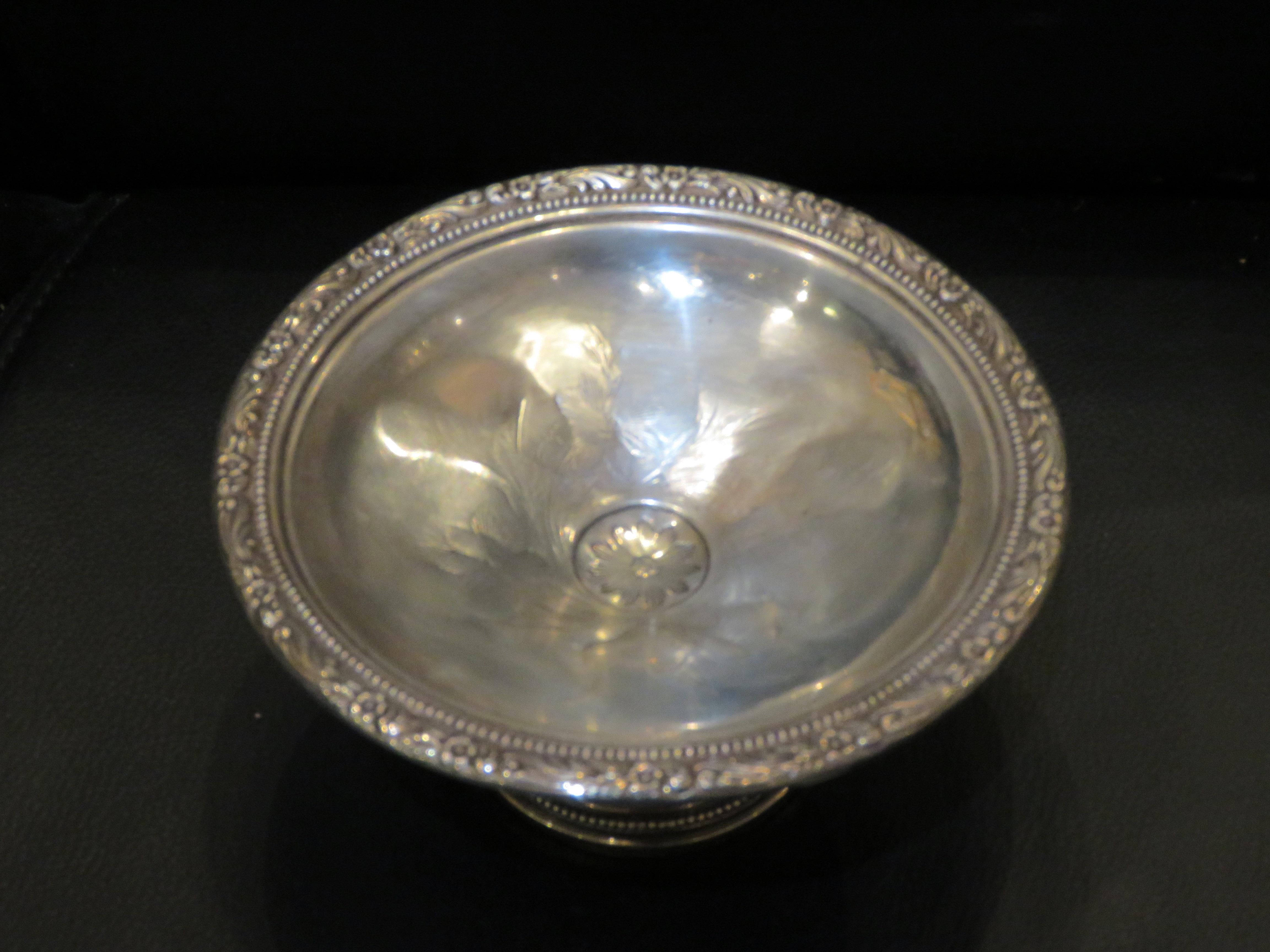 El siguiente artículo es espectacular y muy bonito  Plato para caramelos Frank M Whiting de plata de ley martillada a mano y grabada. Bellamente realizada con Exquisitos Detalles de Plata de Ley sobre una Base de Pedestal Elevada y una Magnífica