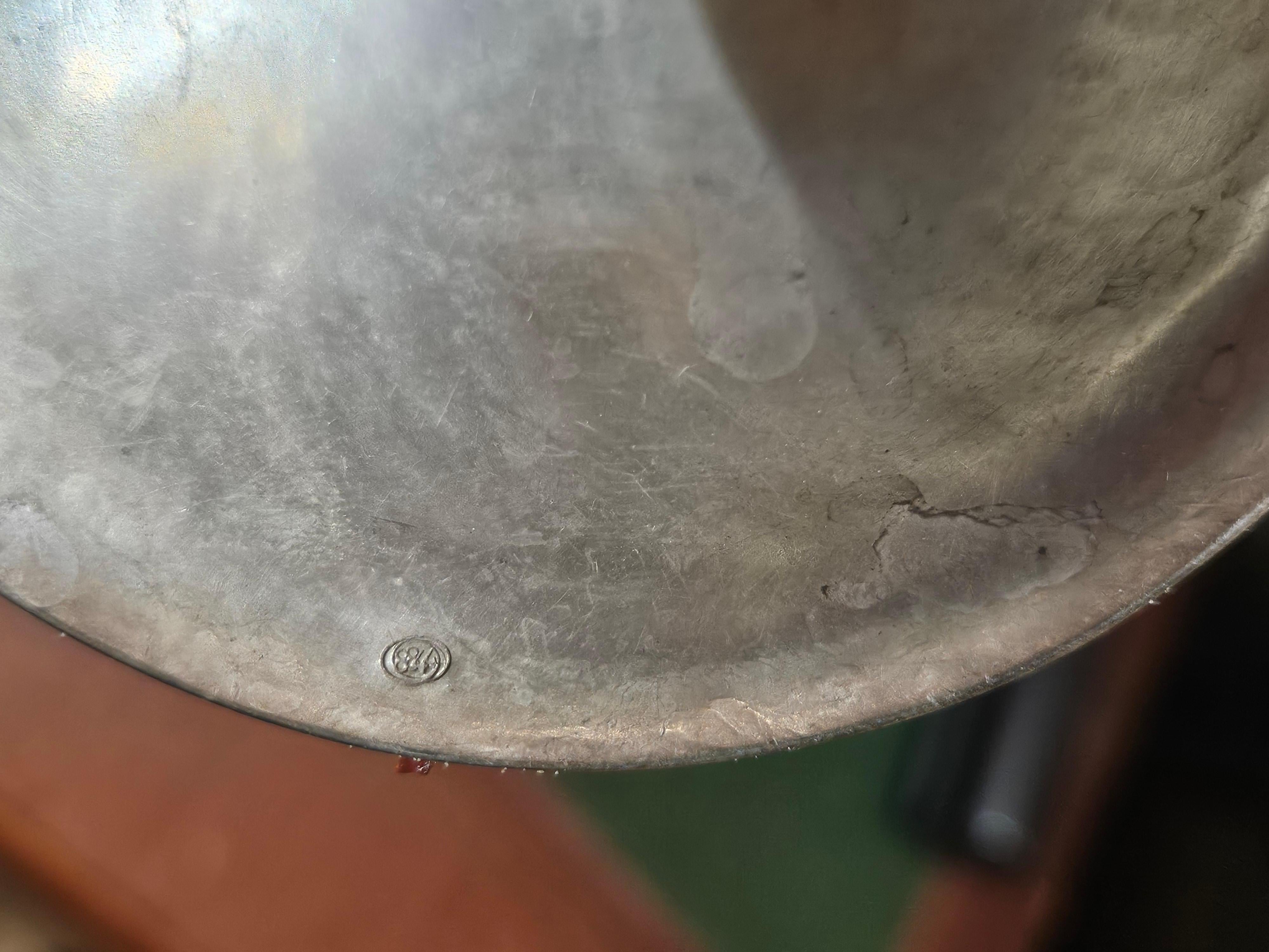 Il seguente articolo è uno spettacolare e bellissimo vaso a coppa in argento sterling martellato e inciso a mano con manici. Splendidamente realizzato con dettagli squisiti e rare pietre preziose e semipreziose. Estratto da una proprietà di New York