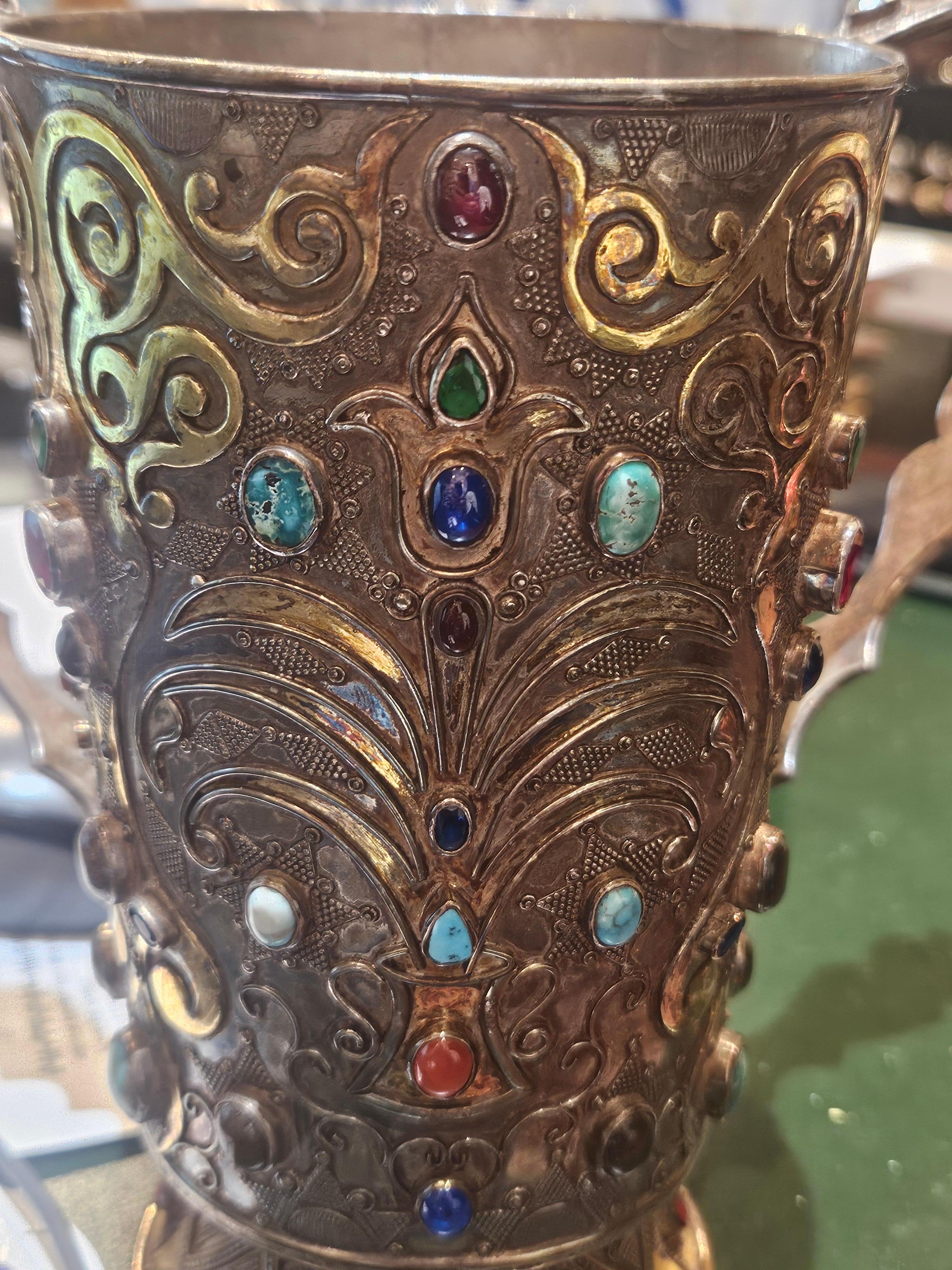 Bielorusso Rara e importante coppa russa di proprietà in argento sterling con gemme Jewell e manici in vendita