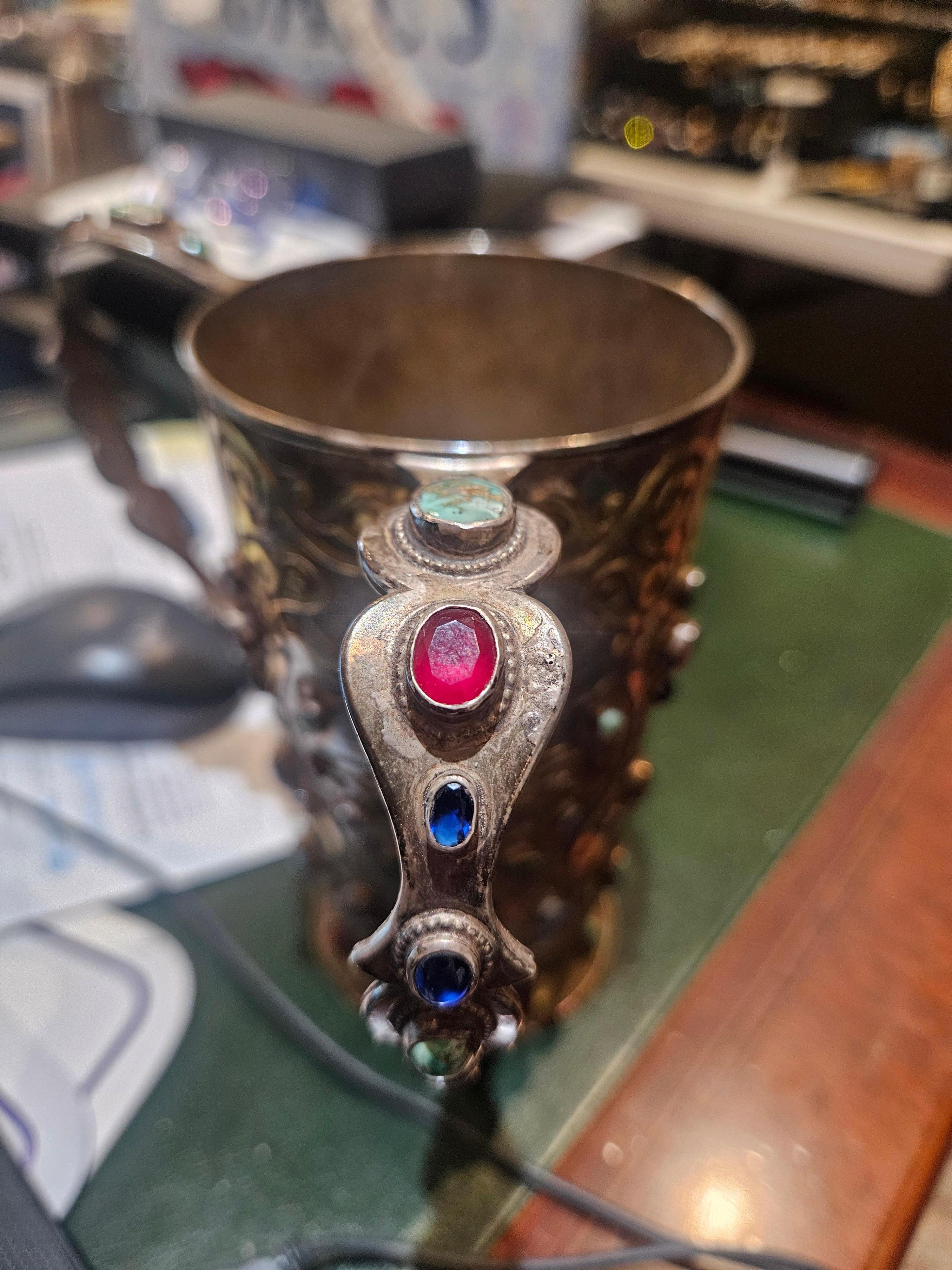 XIX secolo Rara e importante coppa russa di proprietà in argento sterling con gemme Jewell e manici in vendita