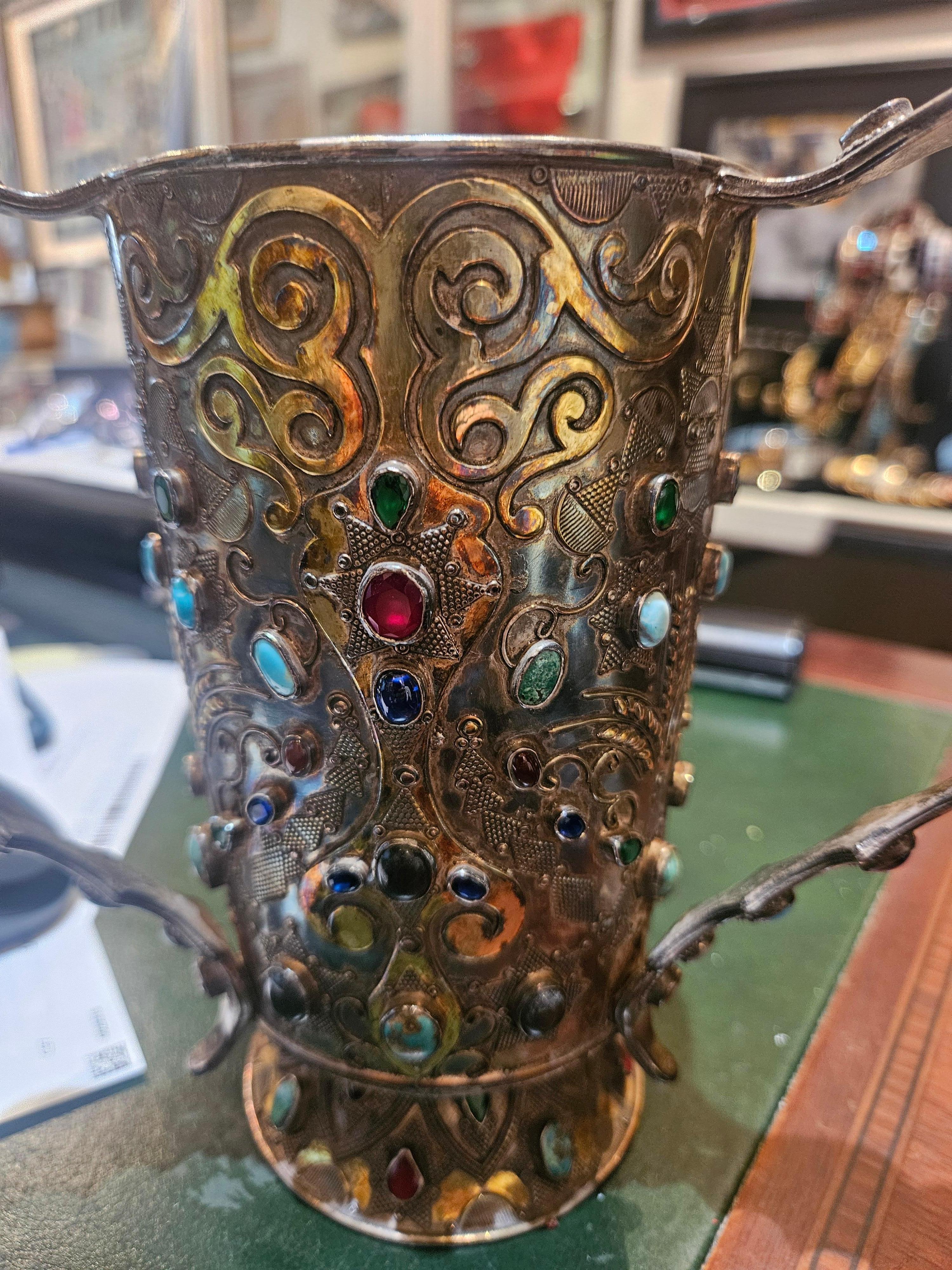 Argento 925 Rara e importante coppa russa di proprietà in argento sterling con gemme Jewell e manici in vendita