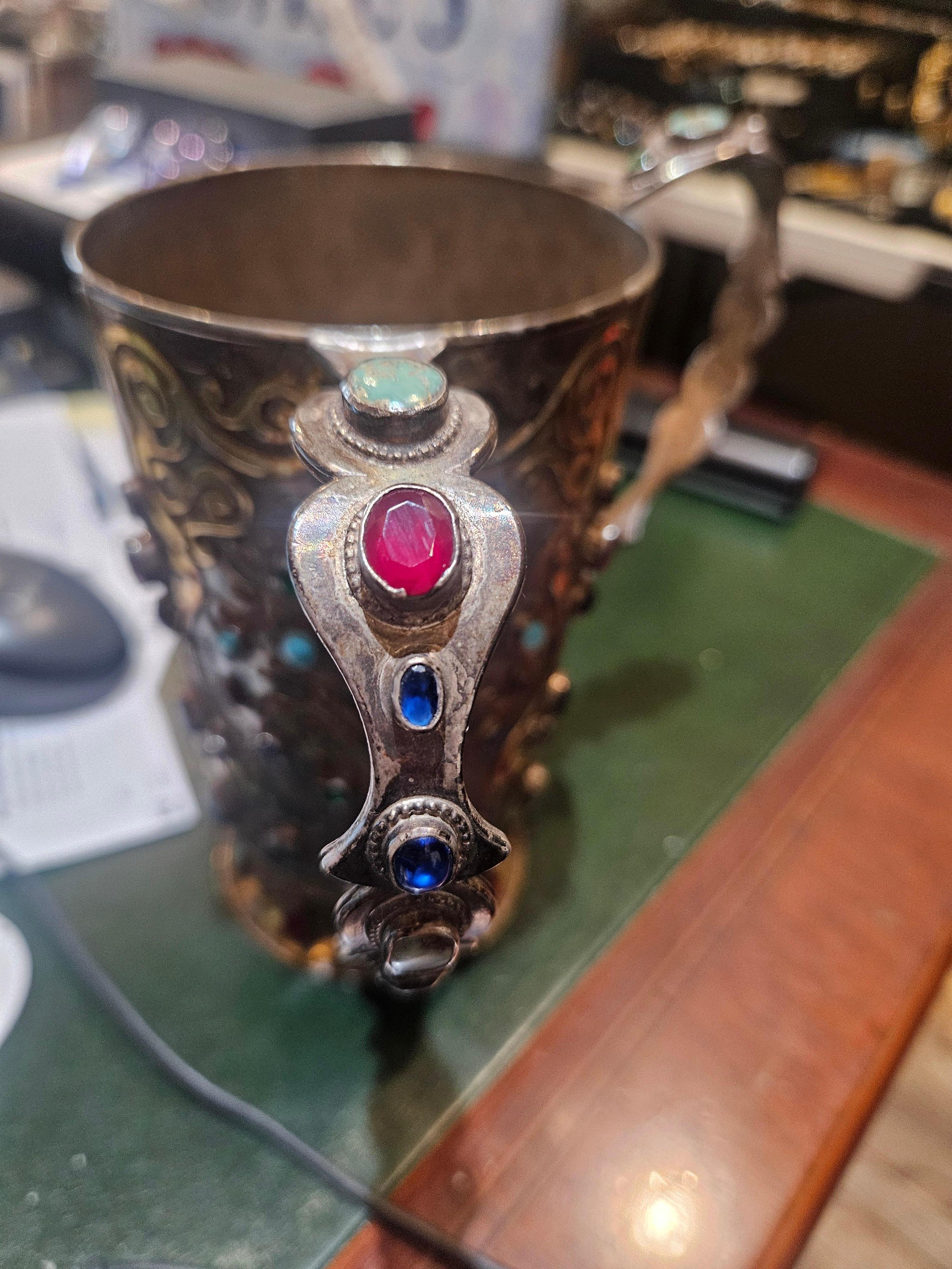 Rara e importante coppa russa di proprietà in argento sterling con gemme Jewell e manici in vendita 1