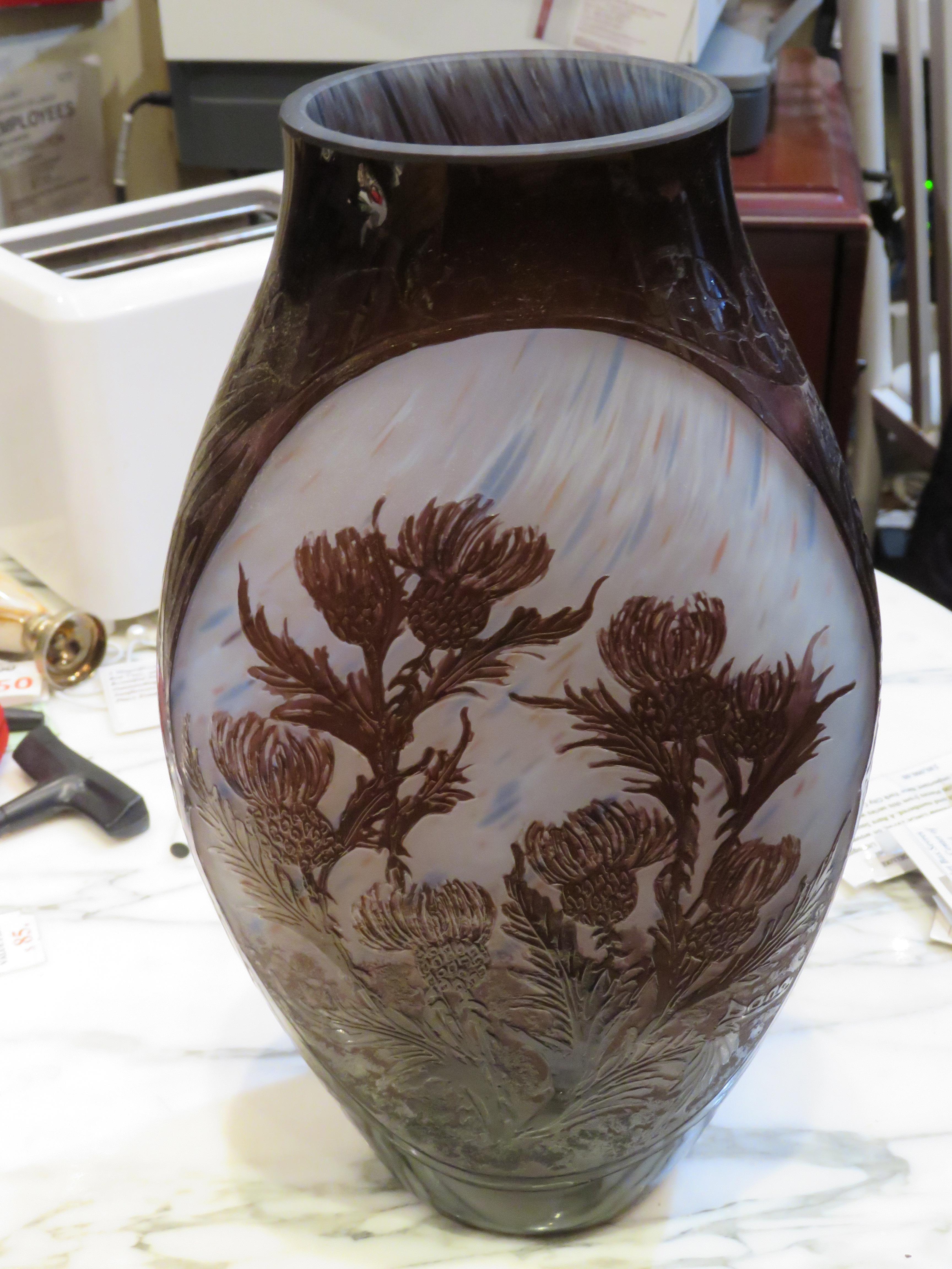 Der folgende Artikel ist ein spektakuläres und sehr schönes europäisches Exemplar von weißem bis burgunderfarbenem Kunstglas, das nach den anspruchsvollen Methoden der ursprünglichen Meister von Galle mit exquisiten wilden Blumendetails hergestellt