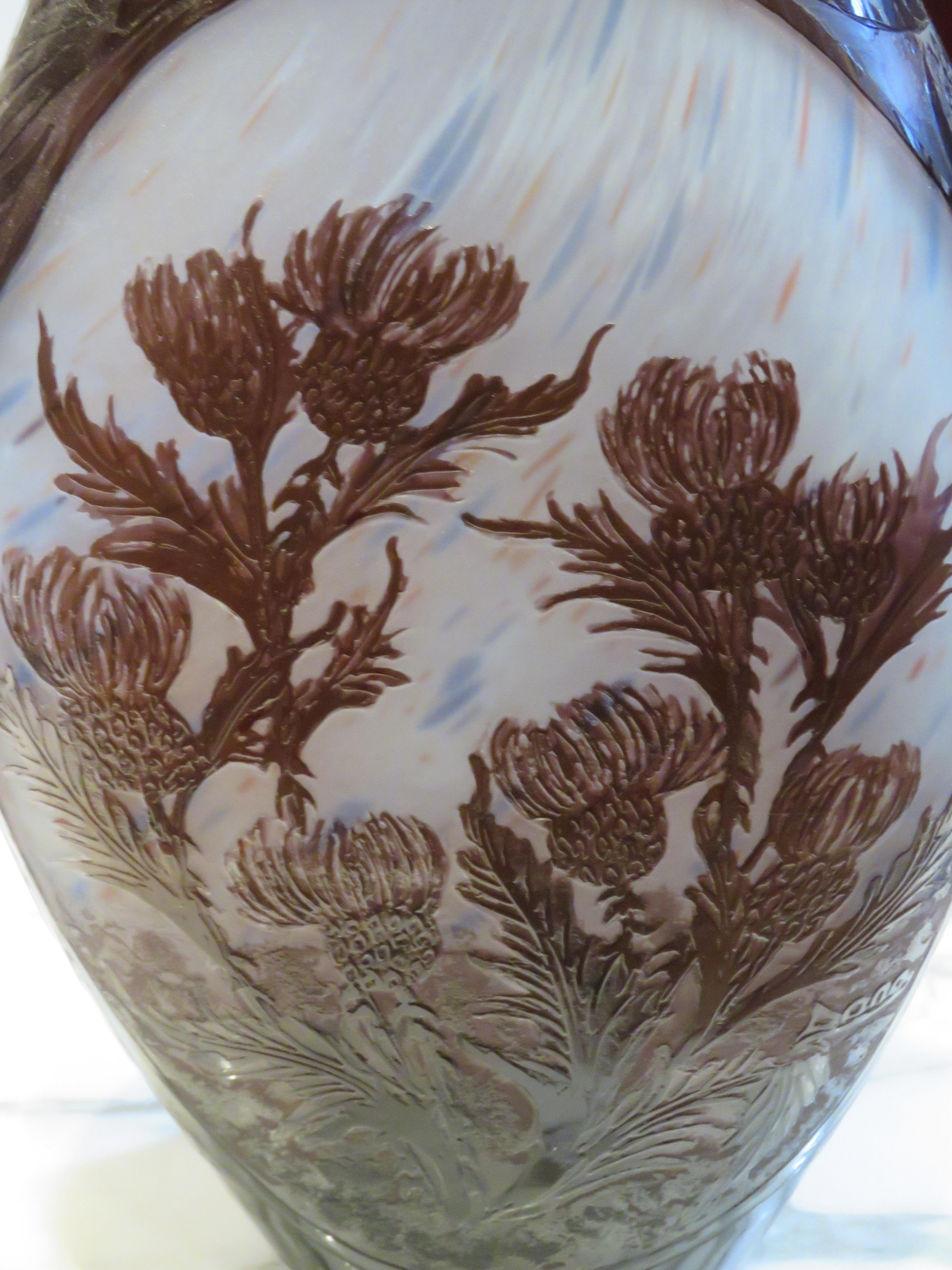 Seltene bedeutende europäische farbige Blumenblumen-Kamee-Glas-Overlay-Vase mit Blumenmotiv (Französisch) im Angebot