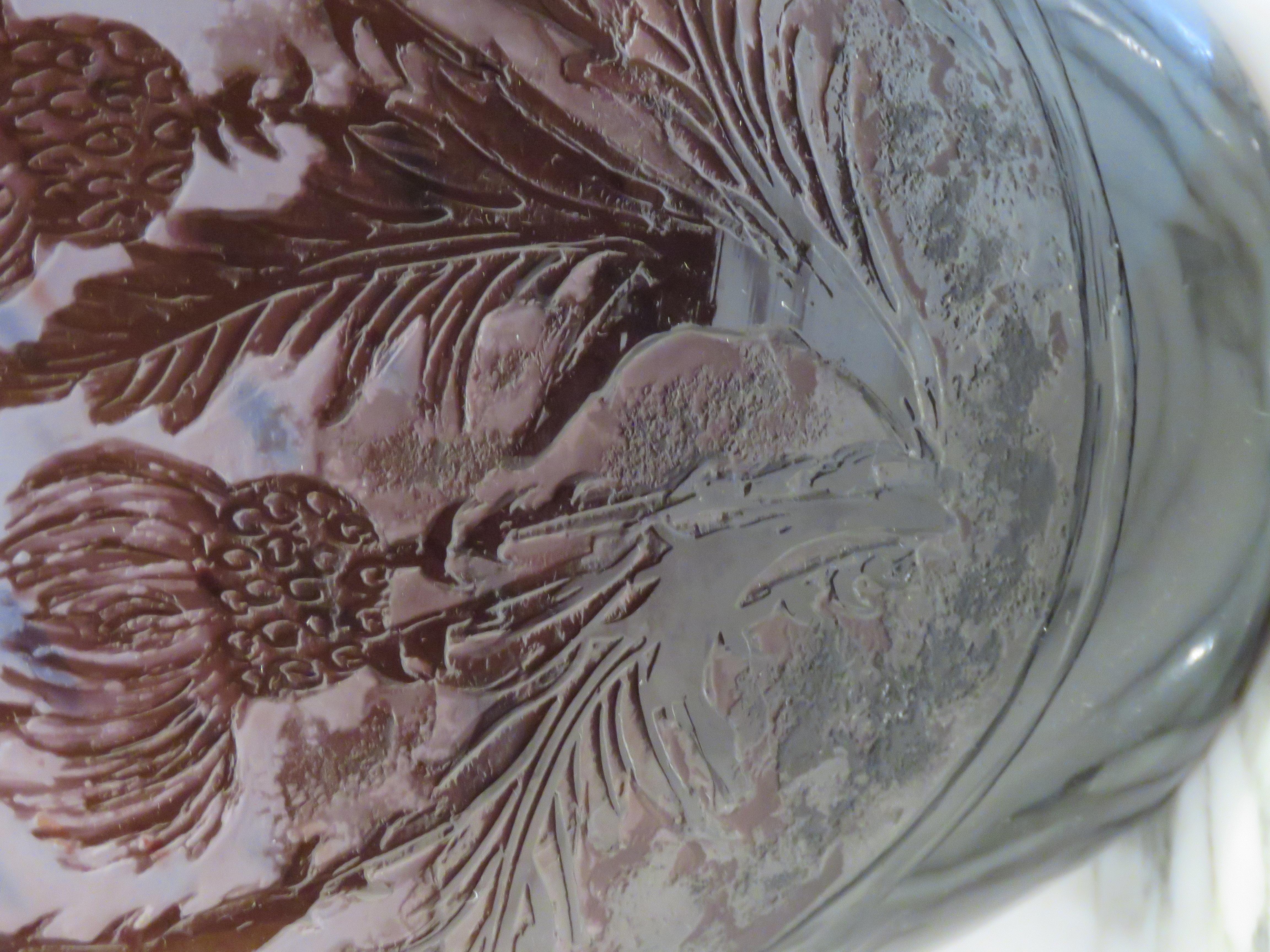 Seltene bedeutende europäische farbige Blumenblumen-Kamee-Glas-Overlay-Vase mit Blumenmotiv im Zustand „Gut“ im Angebot in New York, NY