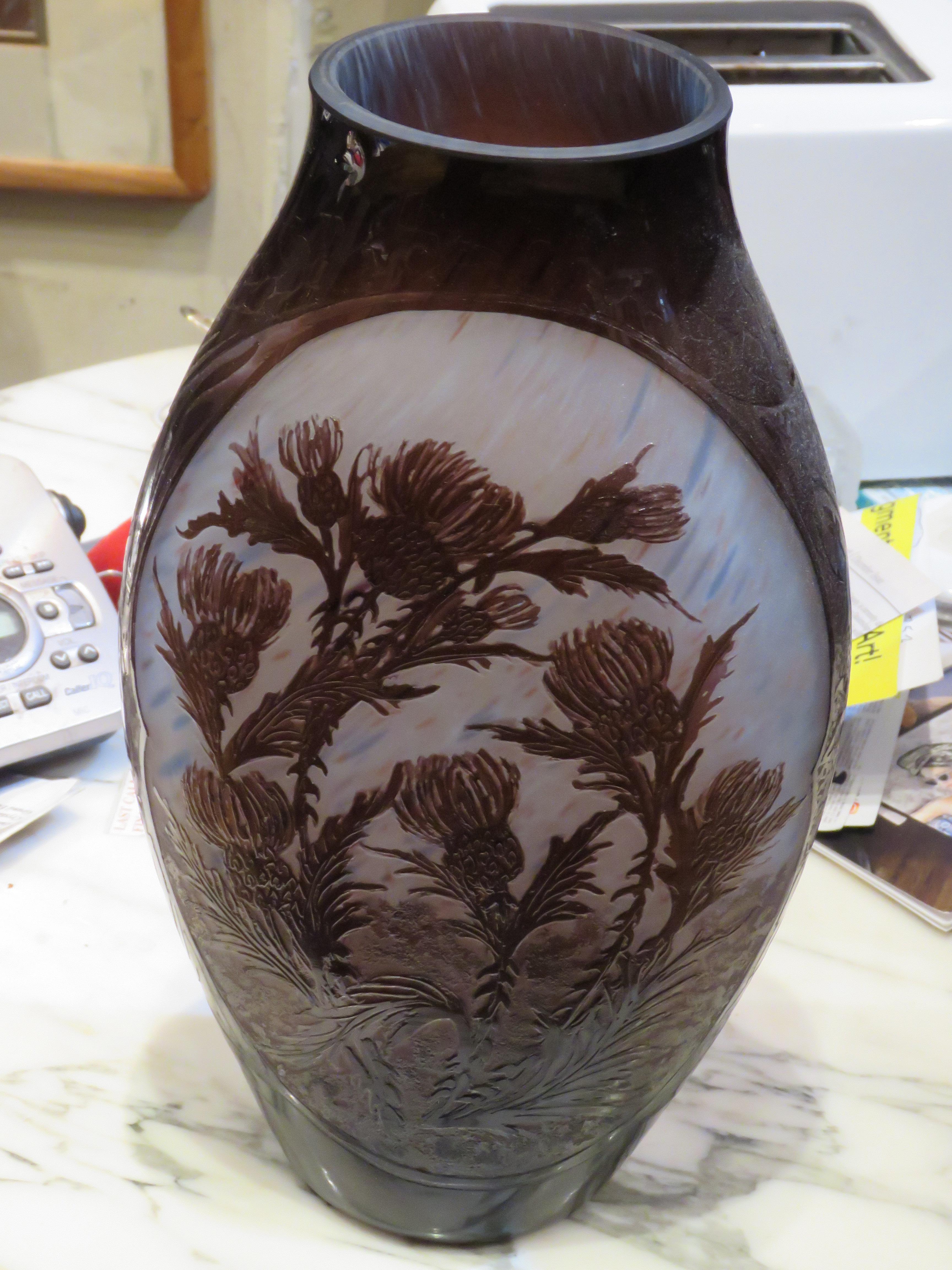 Seltene bedeutende europäische farbige Blumenblumen-Kamee-Glas-Overlay-Vase mit Blumenmotiv (20. Jahrhundert) im Angebot