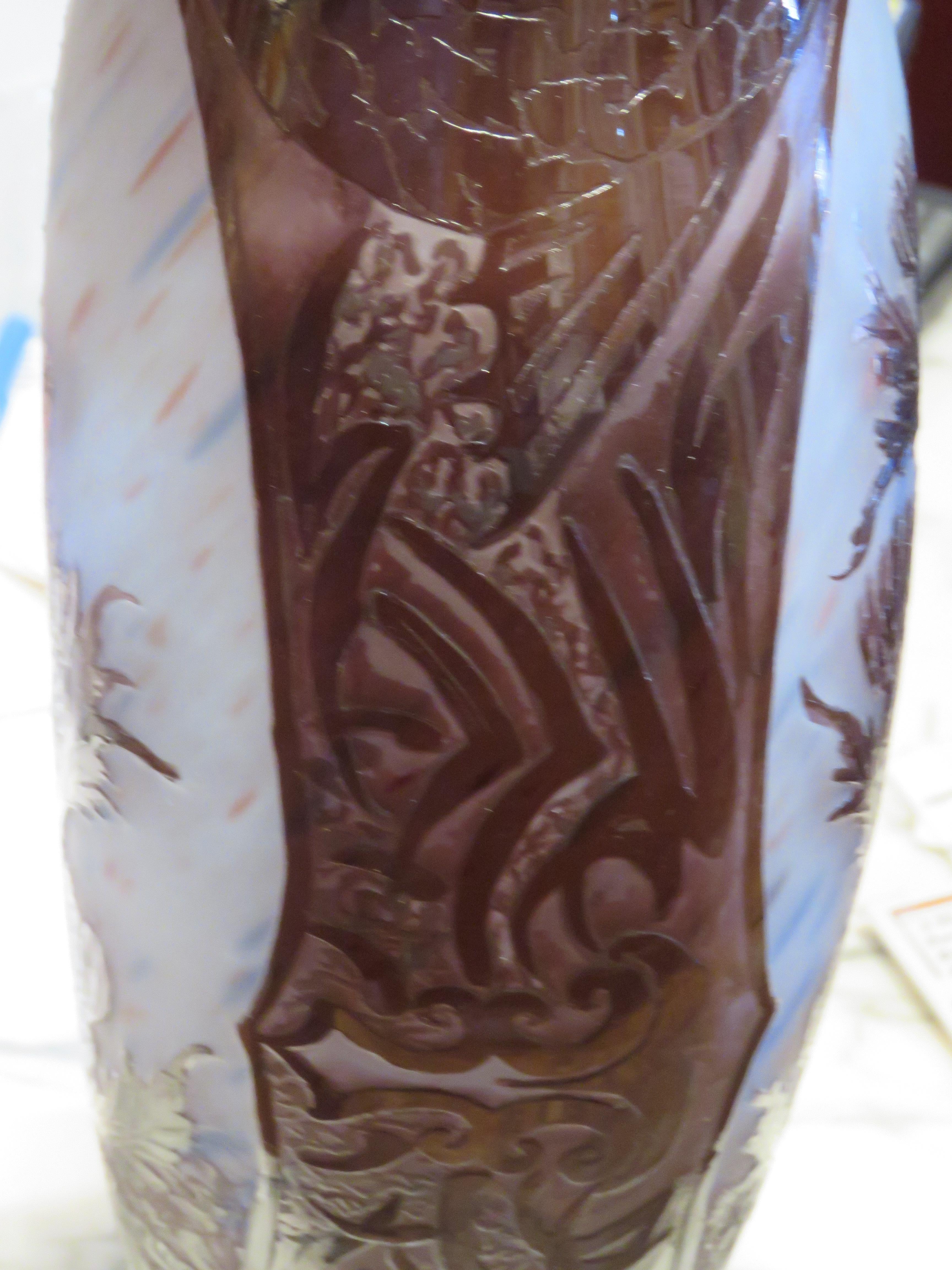 Seltene bedeutende europäische farbige Blumenblumen-Kamee-Glas-Overlay-Vase mit Blumenmotiv im Angebot 1