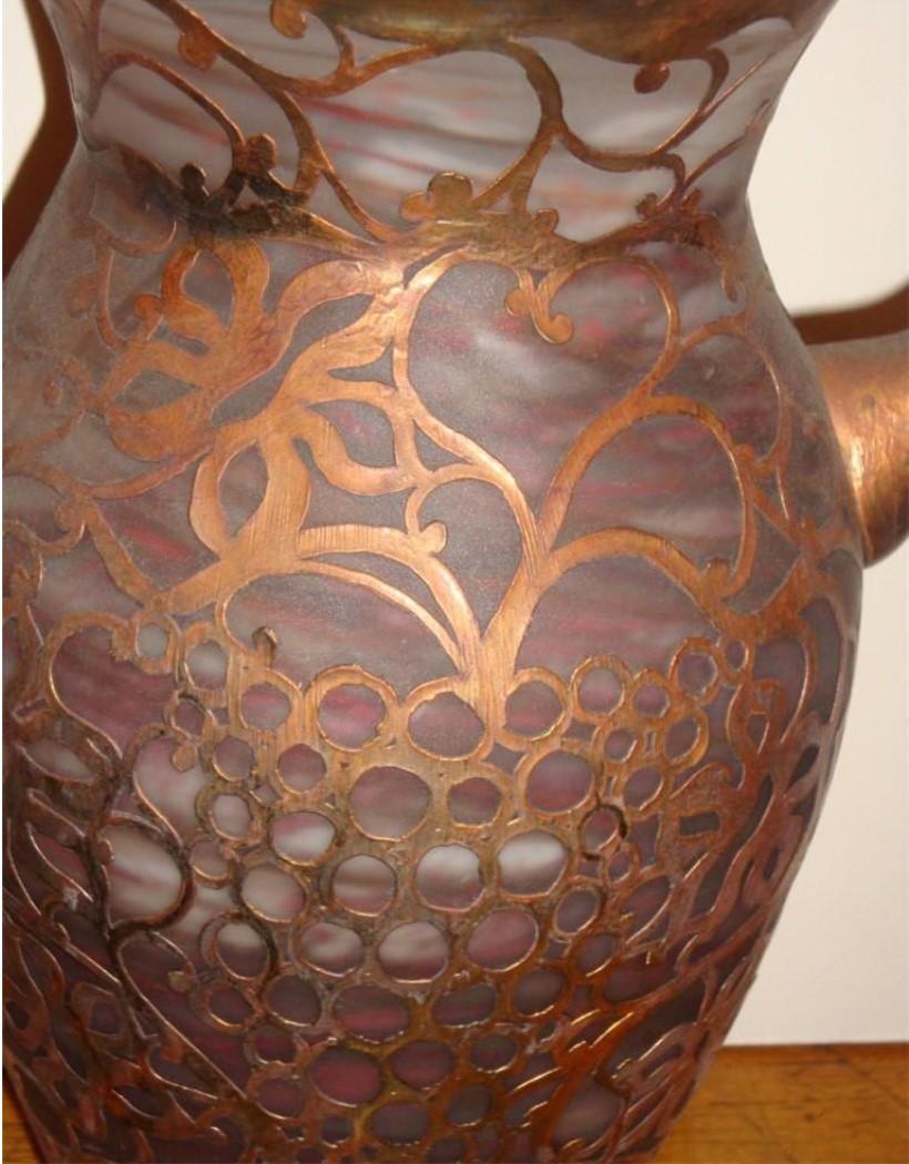 Français Rare et important vase en verre coloré européen à incrustation métallique provenant d'une succession de Floride en vente