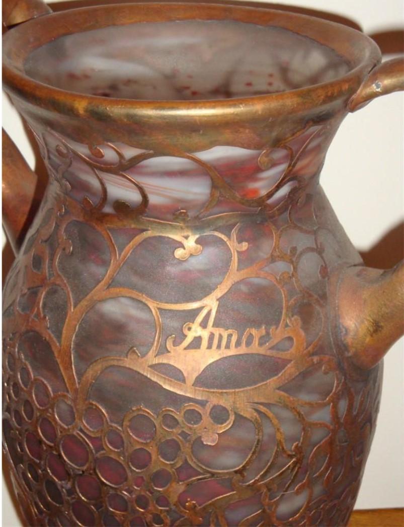 Rare et important vase en verre coloré européen à incrustation métallique provenant d'une succession de Floride Bon état - En vente à New York, NY