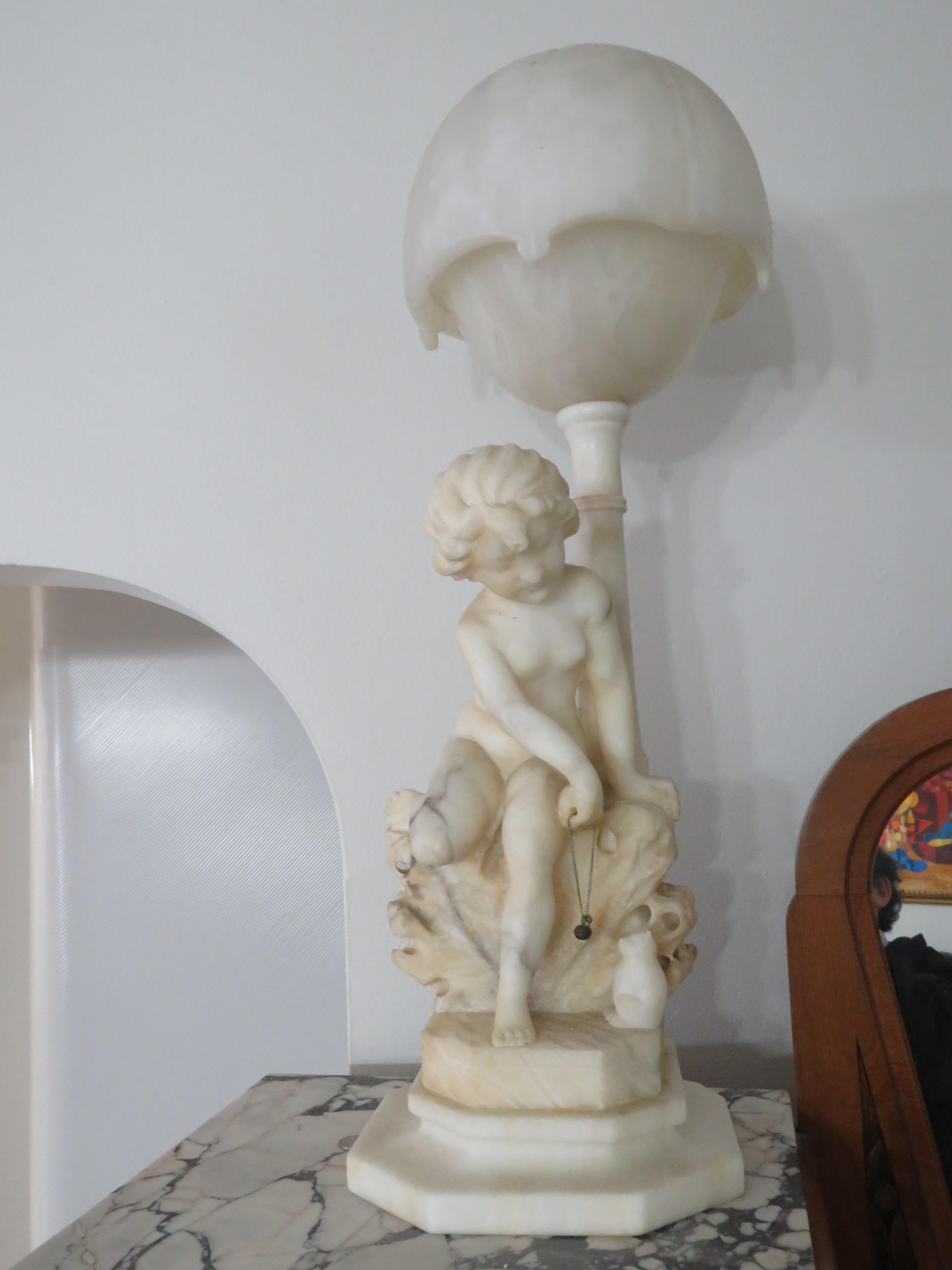Il seguente articolo è un'eccezionale bella lampada in marmo di qualità museale del XIX secolo, raffigurante un bellissimo cherubino. Magnificamente realizzato con dettagli eccezionali. Estratto da un'importante tenuta da diversi milioni di dollari
