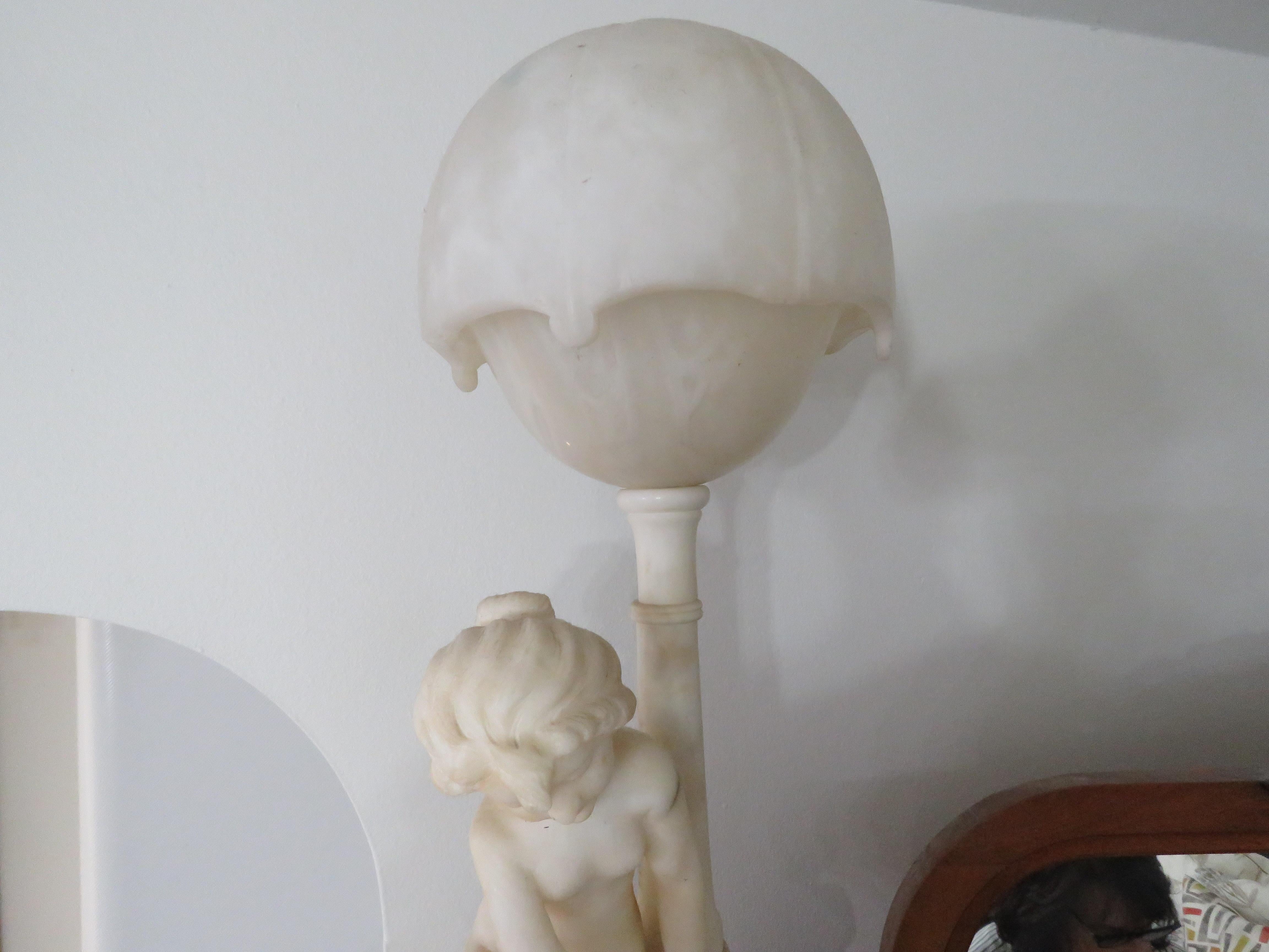 Marmo Rara e importante lampada a cherubino a globo in marmo e alabastro del 19° secolo in vendita