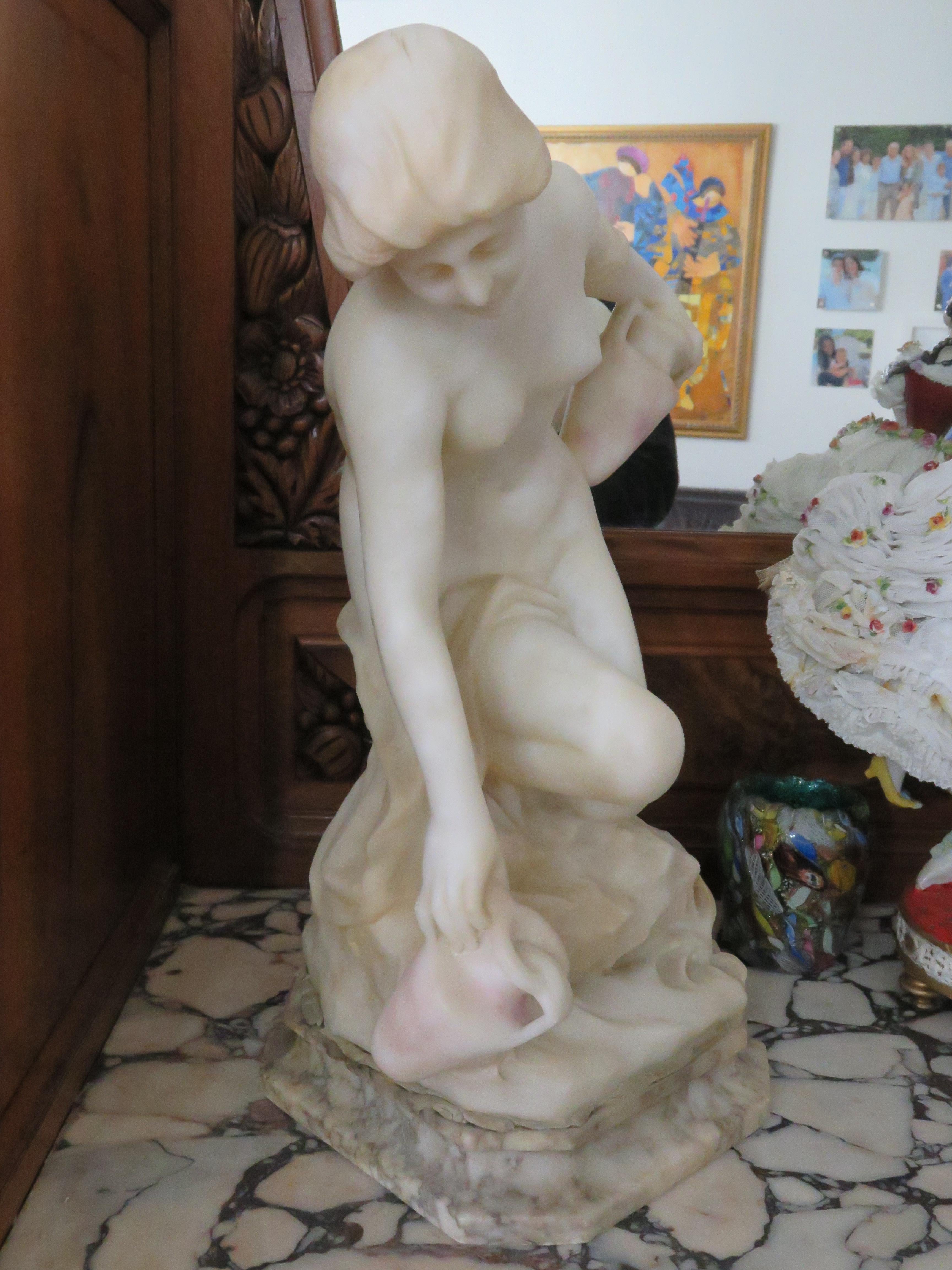 Il seguente oggetto è un'eccezionale figura in marmo di qualità museale di una bella donna che si piega con grazia con una brocca. Firmato 