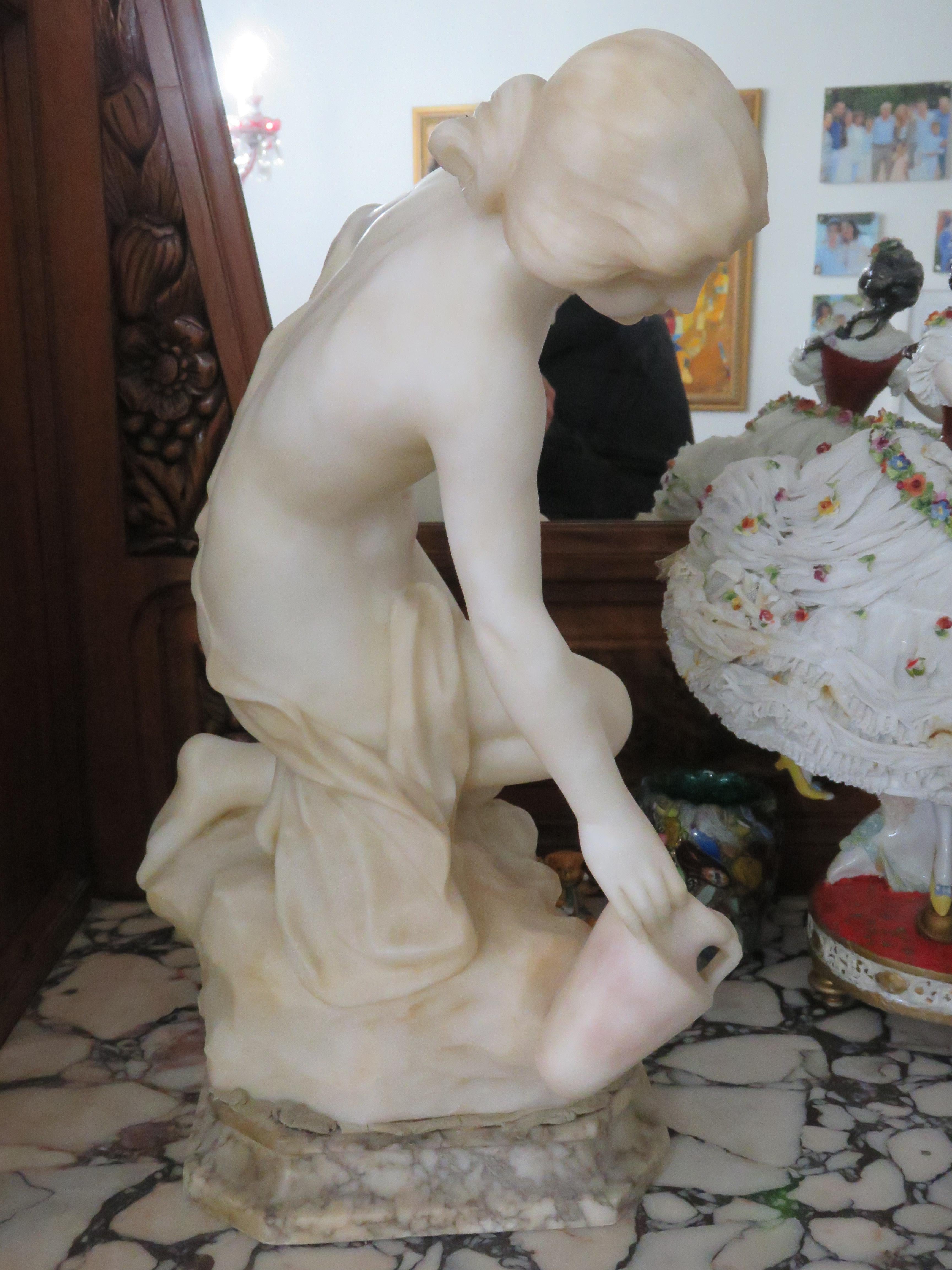 Italiano Rara e importante opera del XIX secolo, splendida donna nuda in marmo che tiene una brocca, proveniente dall'Italia. in vendita