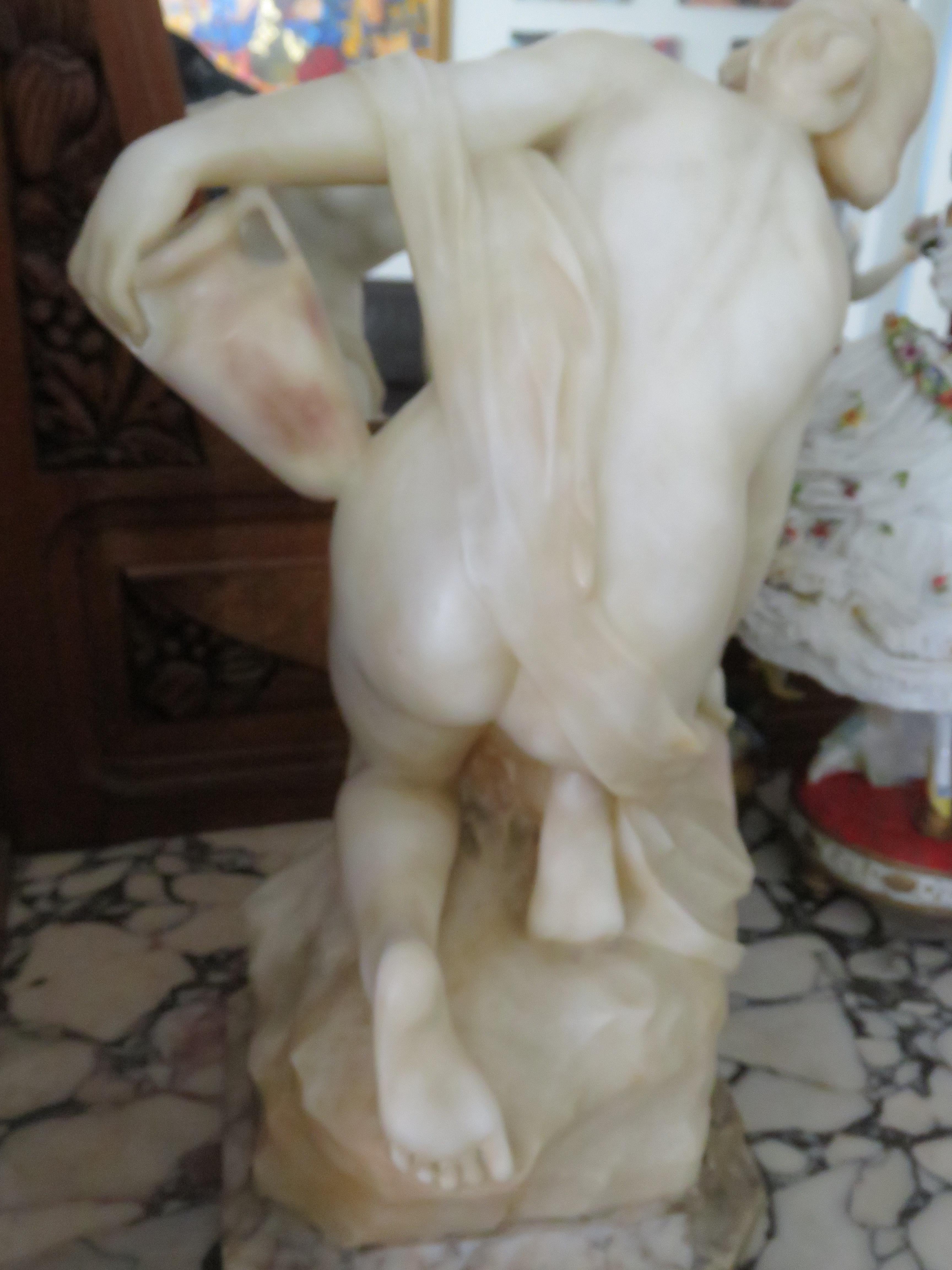 Rara e importante opera del XIX secolo, splendida donna nuda in marmo che tiene una brocca, proveniente dall'Italia. In condizioni buone in vendita a New York, NY