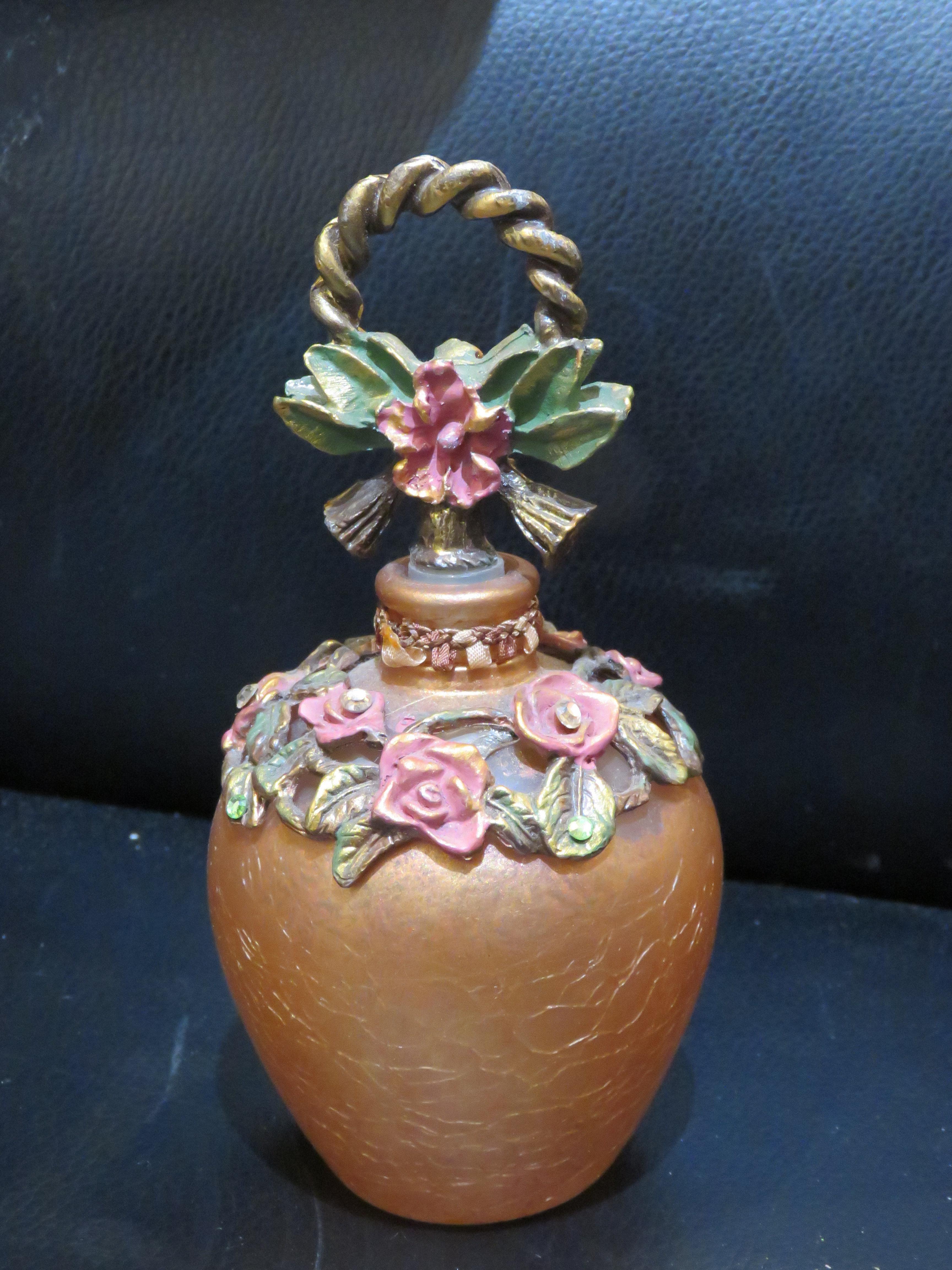 Der folgende Artikel, den wir anbieten, ist eine seltene französische Vintage-Parfümflasche. Flasche enthält schöne Scrolled Bronzework Detail. Handbemalt mit schönen Farben und enthalten prächtige farbige Kristalle. Wunderschön gemacht, mit