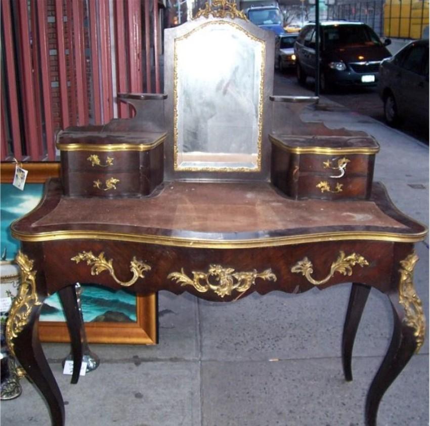 Der folgende Artikel, den wir anbieten, ist ein außergewöhnliches Museum Qualität Französisch Land Damen Vanity Schreibtisch mit 5 Schubladen. Ca. 1920er Jahre Die abgerundete rechteckige Platte mit Ormolu-Bordüre, Bronzebeschlägen und einer braunen