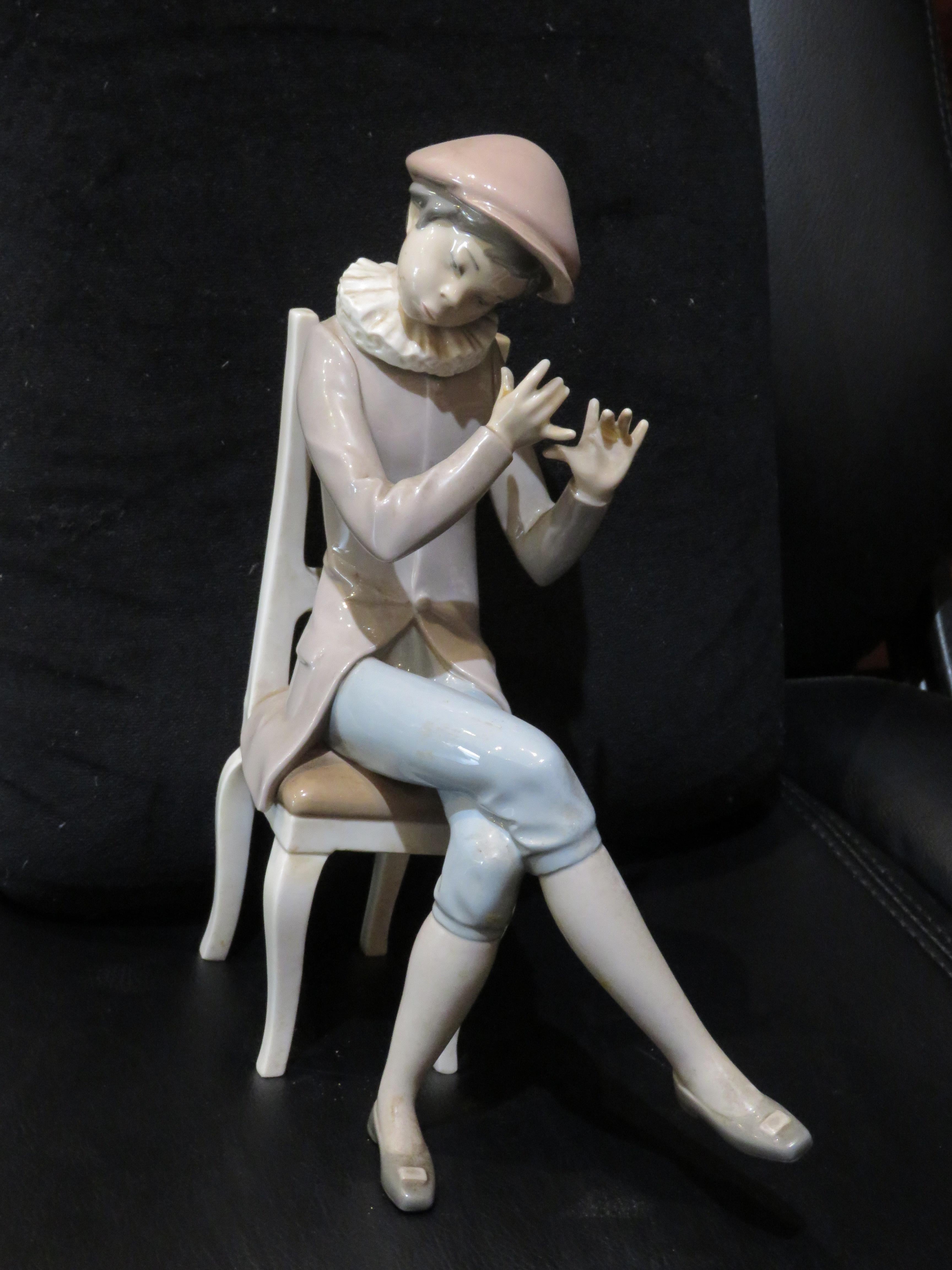 L'article suivant que nous vous proposons est une Rare et Impressionnante Magnifique et Exquise Grande Sculpture en Porcelaine estampillée Lladro peinte à la main d'un Garçon Assis dans une Chaise. Remarquable par la finesse des détails. Estampillé