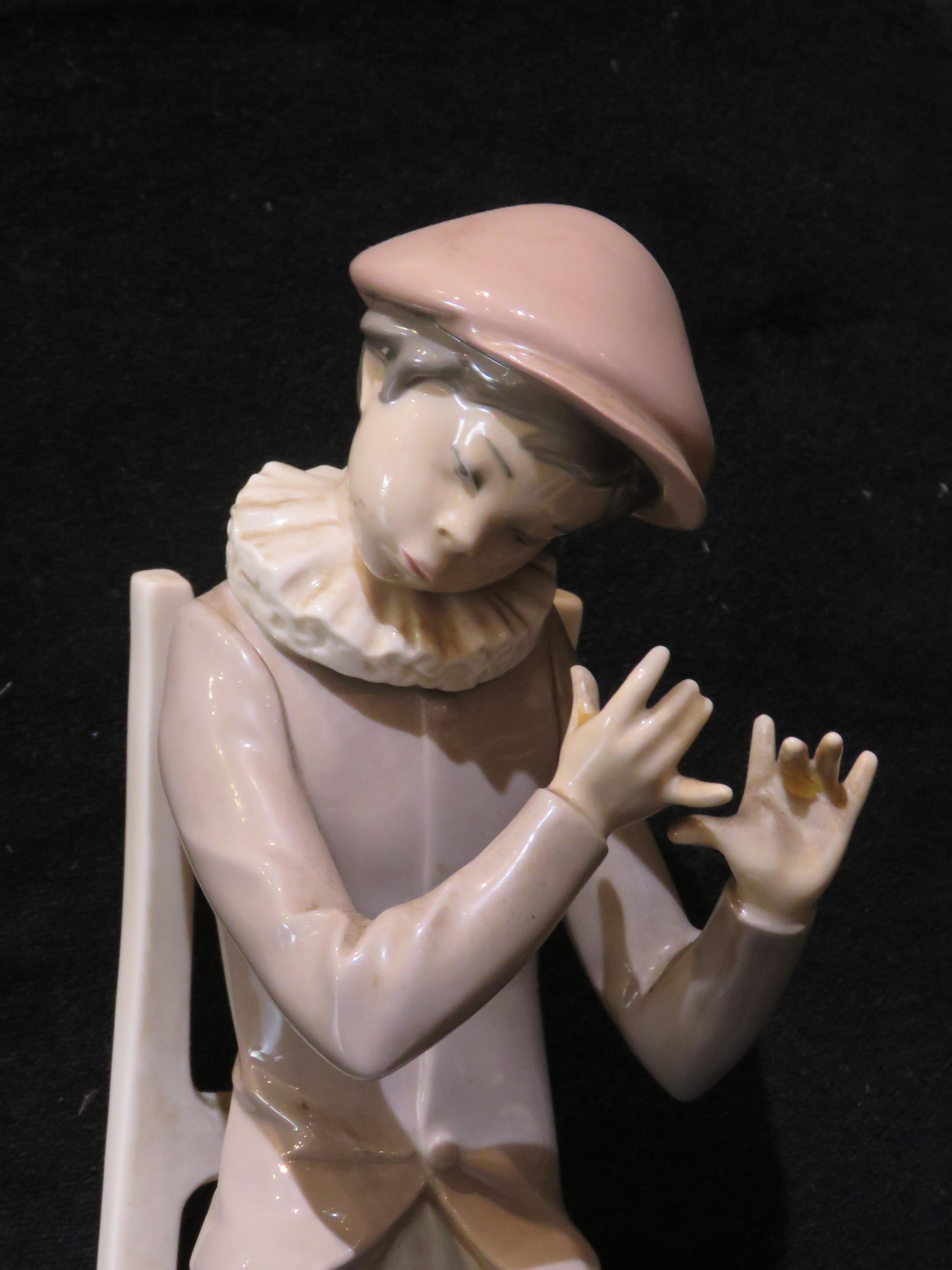 Français Rare grande sculpture française de Lladro représentant un garçon assis sur une chaise en vente