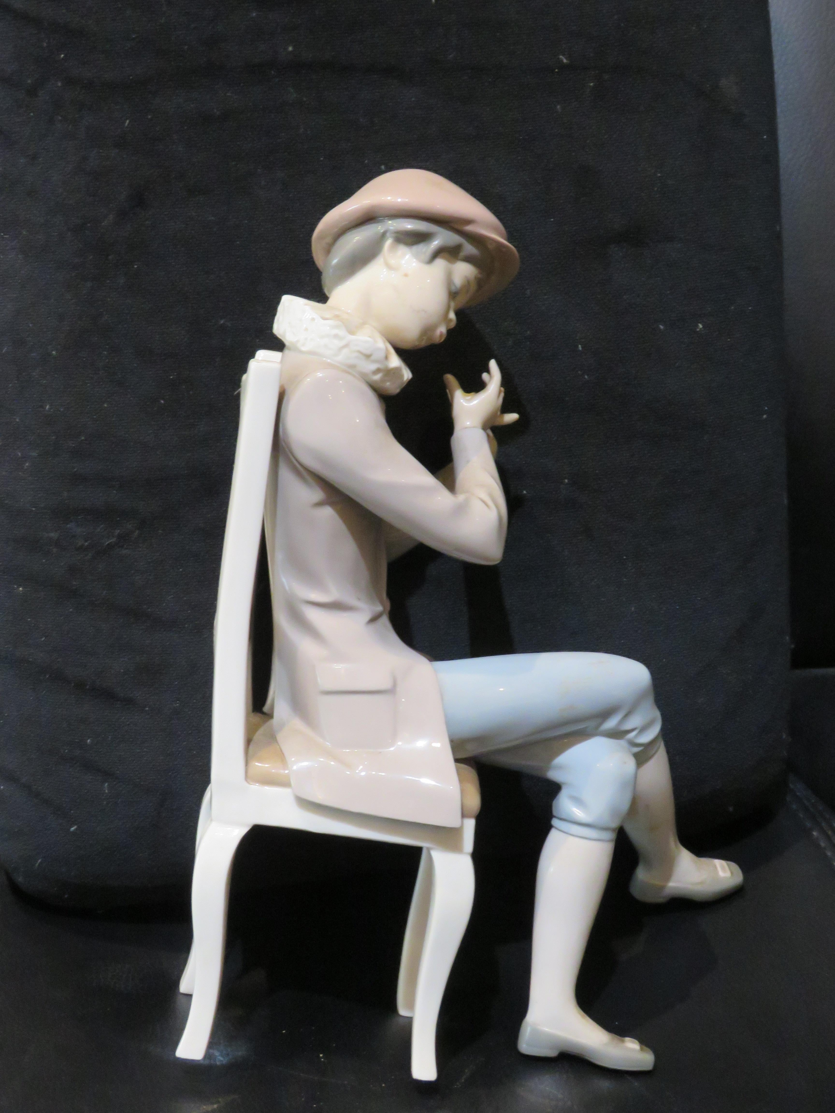 Rare grande sculpture française de Lladro représentant un garçon assis sur une chaise Bon état - En vente à New York, NY