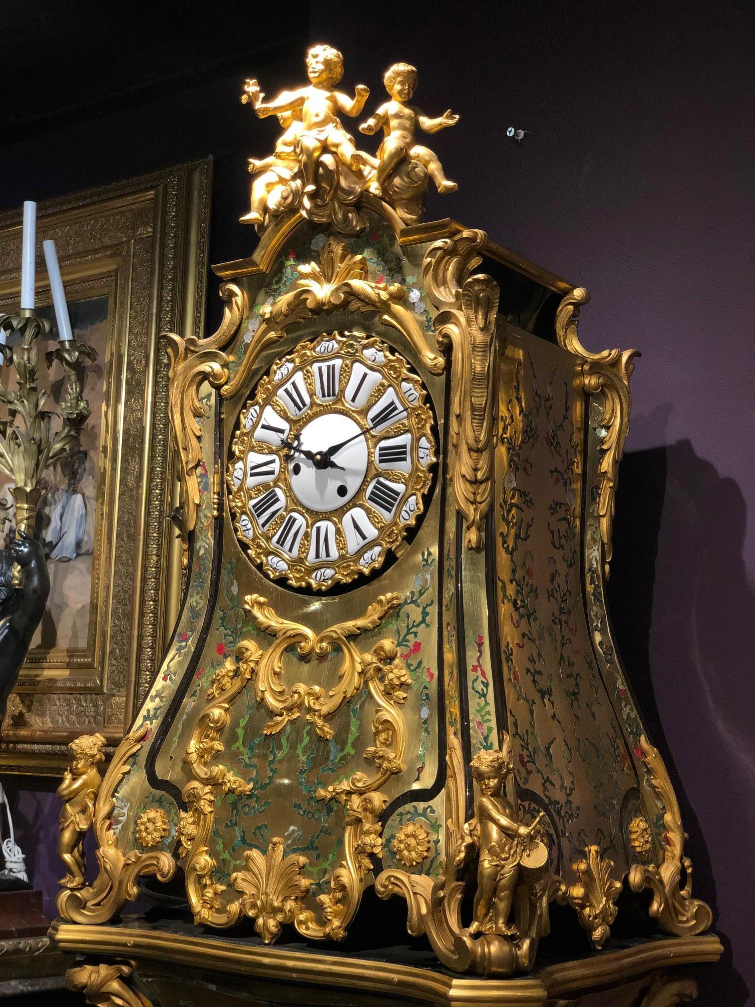 Eine seltene und bedeutende französische Uhr im Stil Ludwigs XIV. mit vergoldeter Bronze und grüner Boulle-Marketerie, Regulateur De Parquet, mit passendem Originalsockel, um 1890. Nach dem Modell von Jean-Pierre Latz.

Diese fabelhafte Uhr und