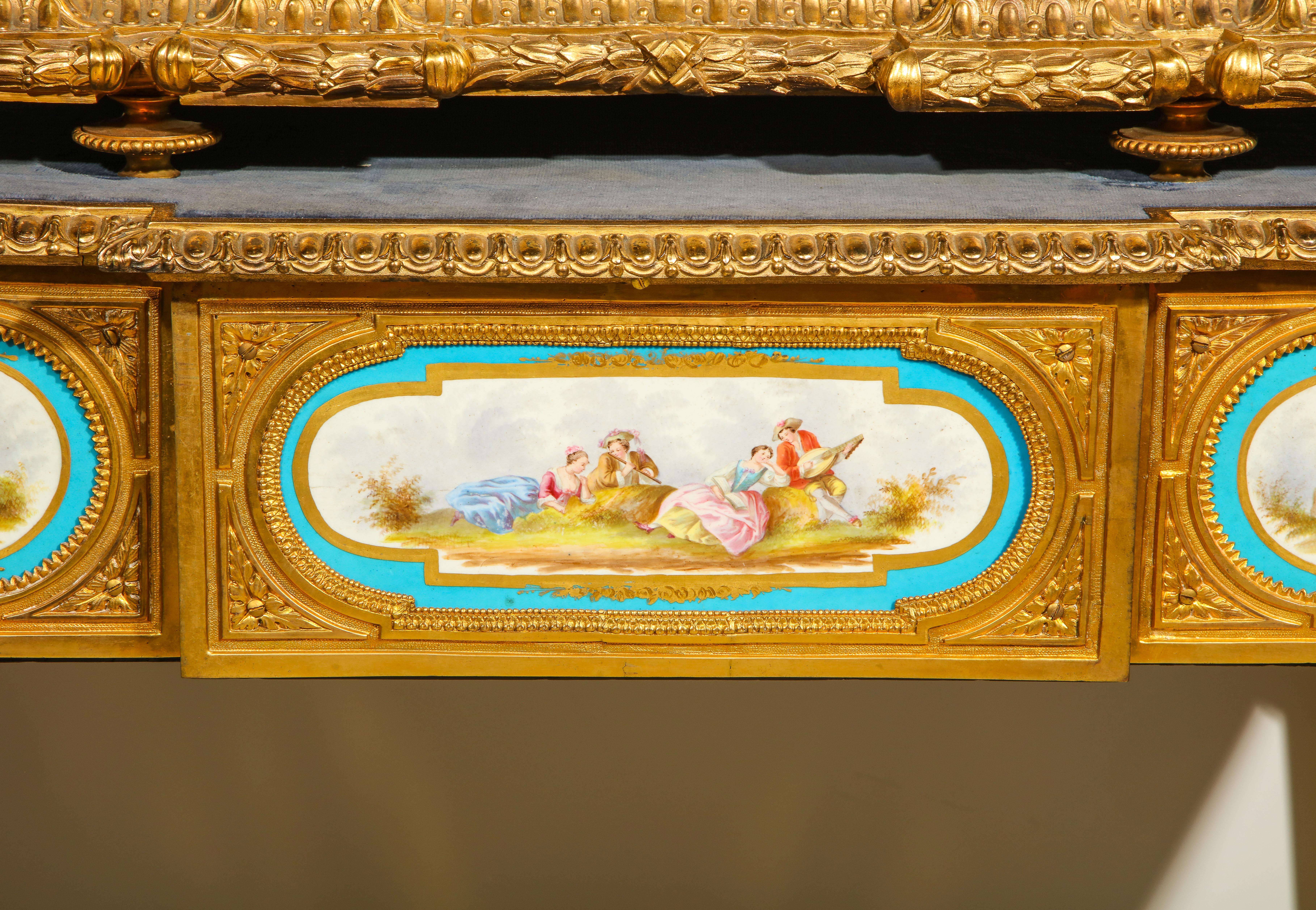 Français Importante et rare boîte à bijoux en porcelaine de Sèvres en bronze doré sur table en bronze en vente