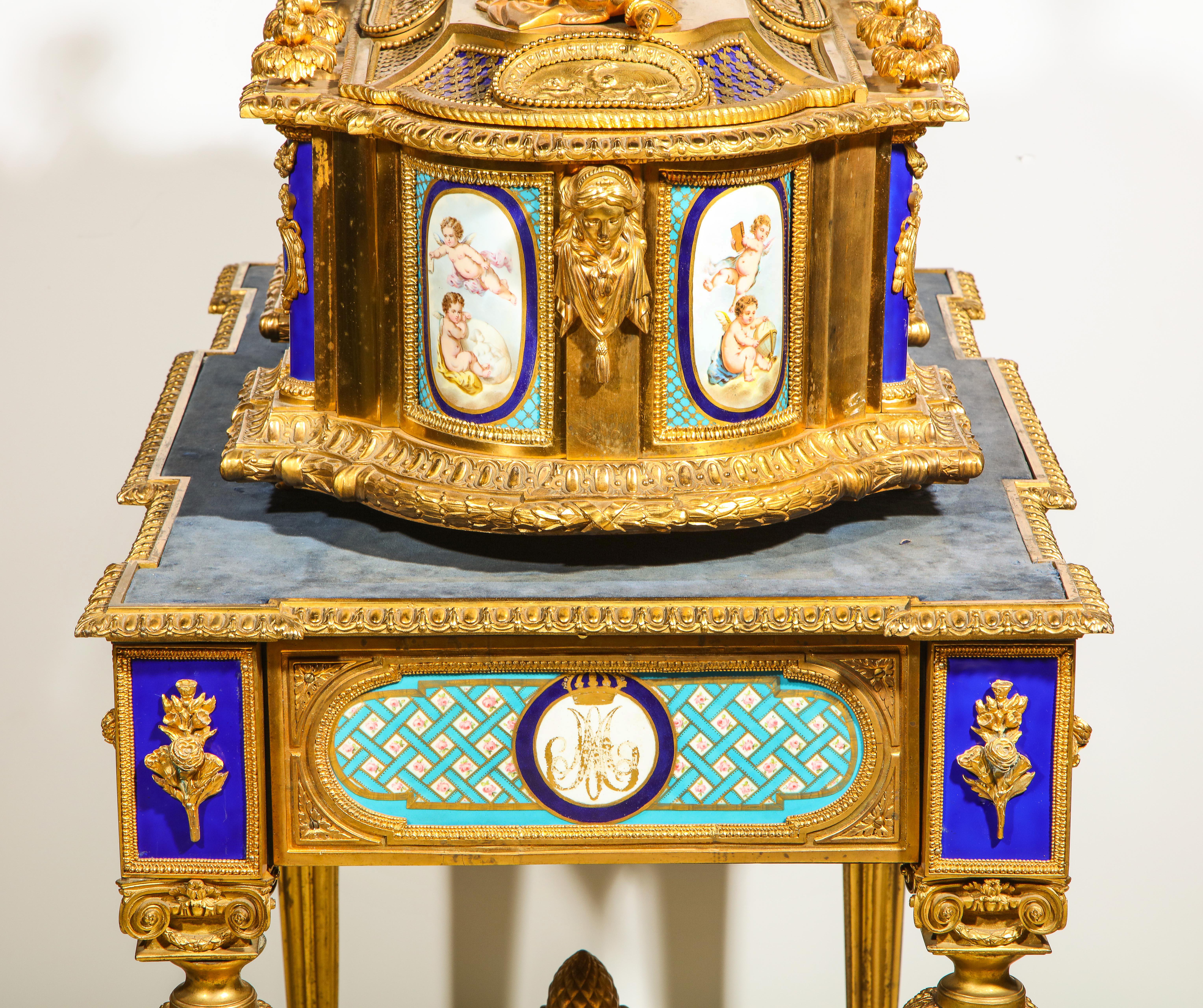 XIXe siècle Importante et rare boîte à bijoux en porcelaine de Sèvres en bronze doré sur table en bronze en vente