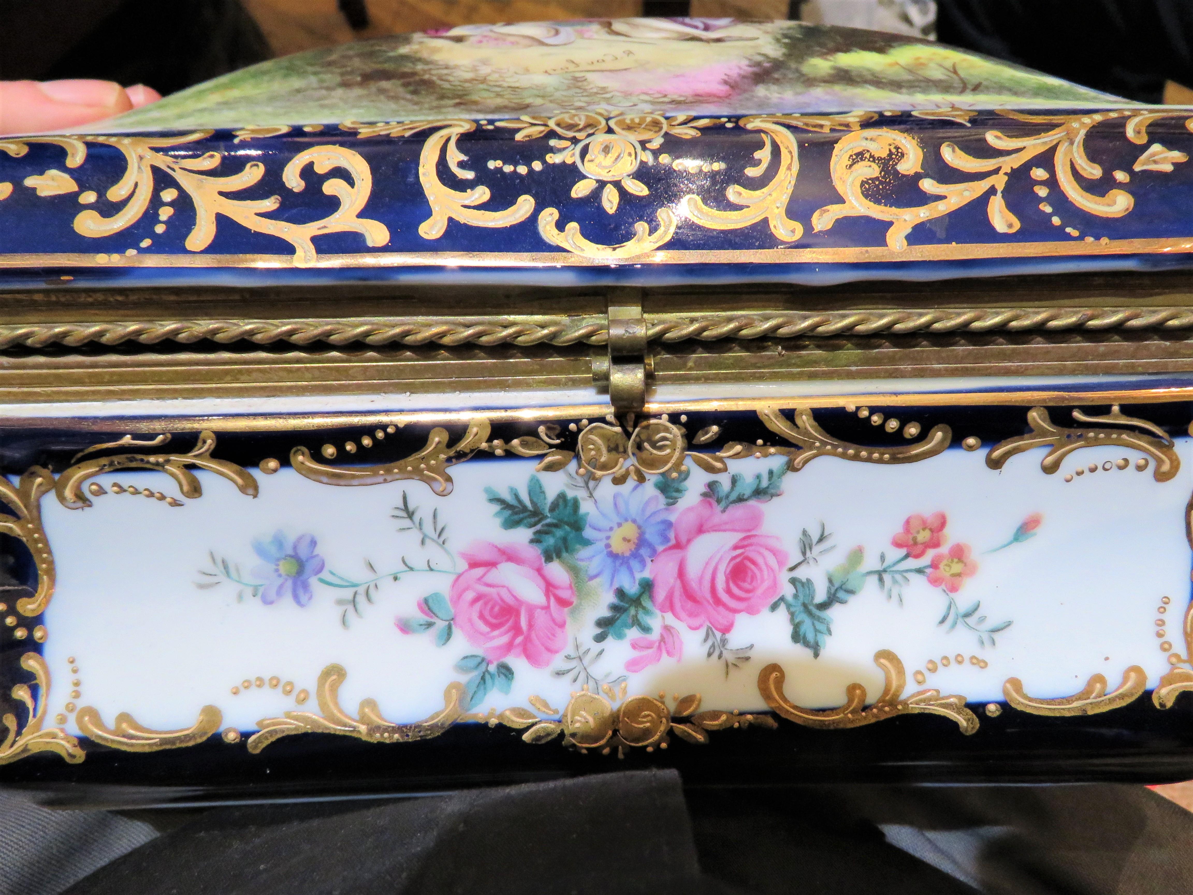 Français Rare Important Gorgeous Dresden Style Sevres Style Porcelain Jewelry Box Casket (Coffret à bijoux en porcelaine) en vente