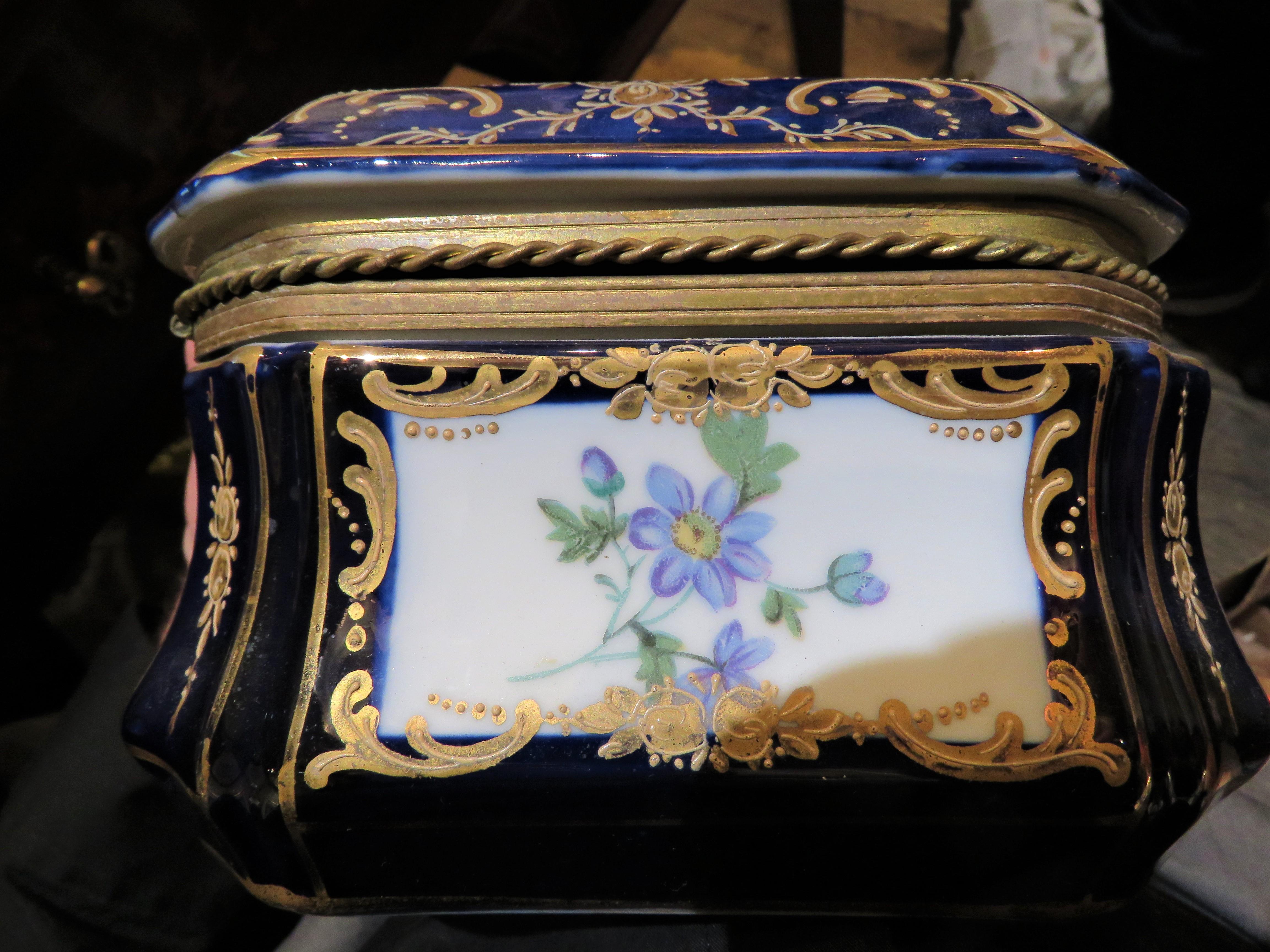 Rare Important Gorgeous Dresden Style Sevres Style Porcelain Jewelry Box Casket (Coffret à bijoux en porcelaine) Bon état - En vente à New York, NY