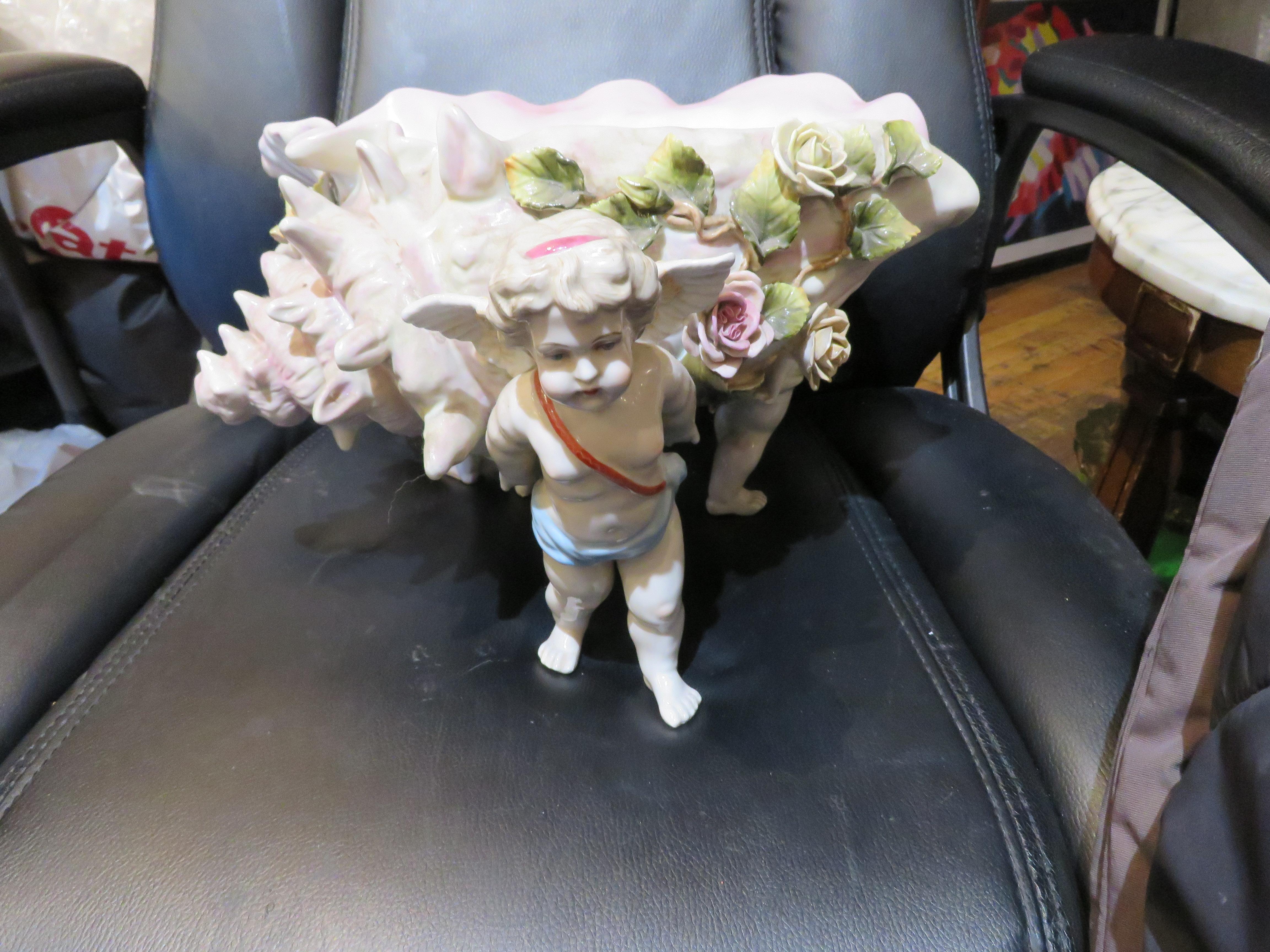 Nous vous proposons ce grand bol signé de la succession, de style Meissen / Dresden, avec 3 chérubins angéliques entourés de jeunes filles tenant le coquillage. Magnifiquement peint à la main avec de fins détails de feuilles et de fleurs. Estampillé