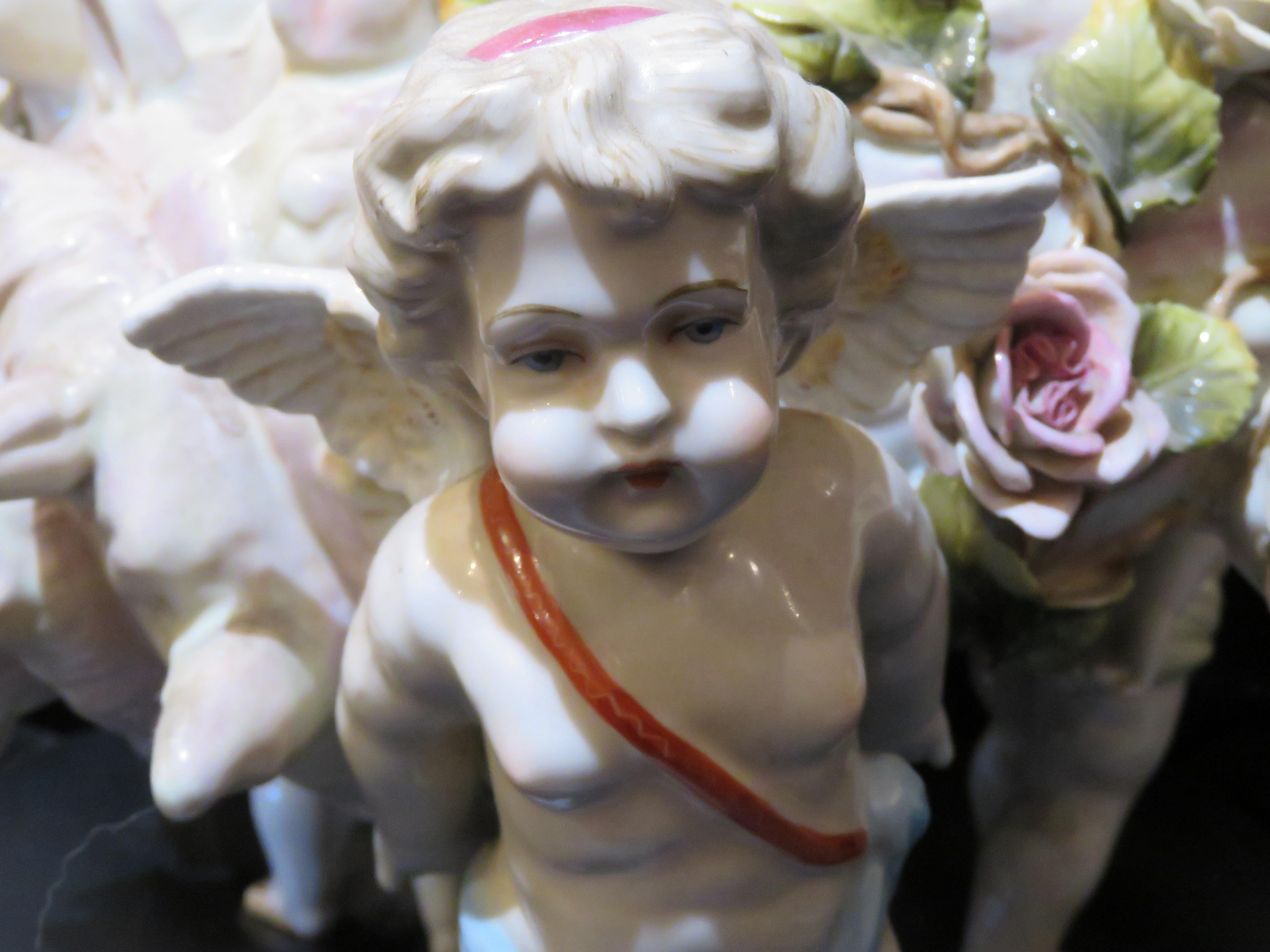 Français Rare et magnifique coquille de conque pour enfants en porcelaine de style Meissen de Dresde en vente