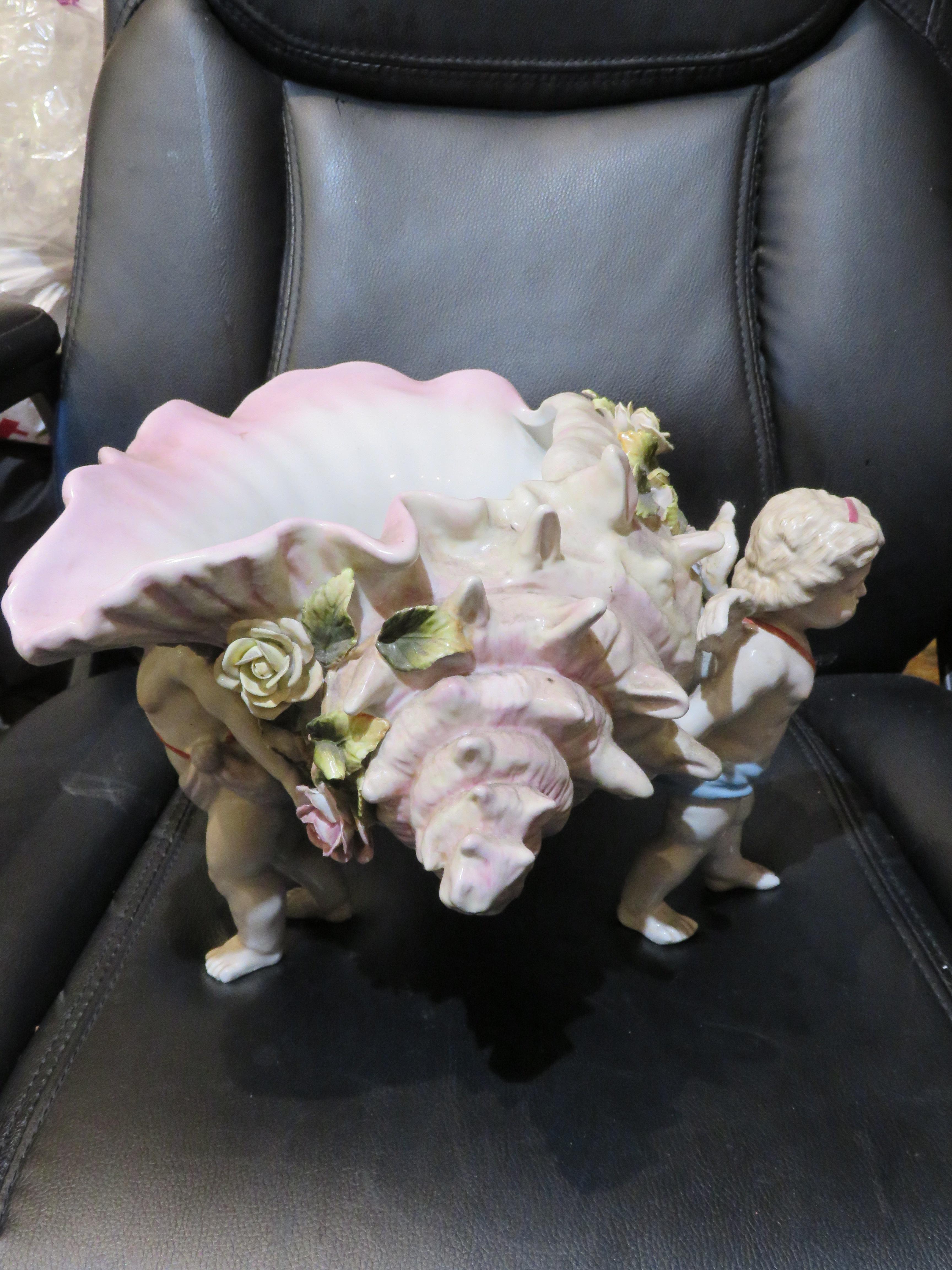 Rare et magnifique coquille de conque pour enfants en porcelaine de style Meissen de Dresde Abîmé - En vente à New York, NY