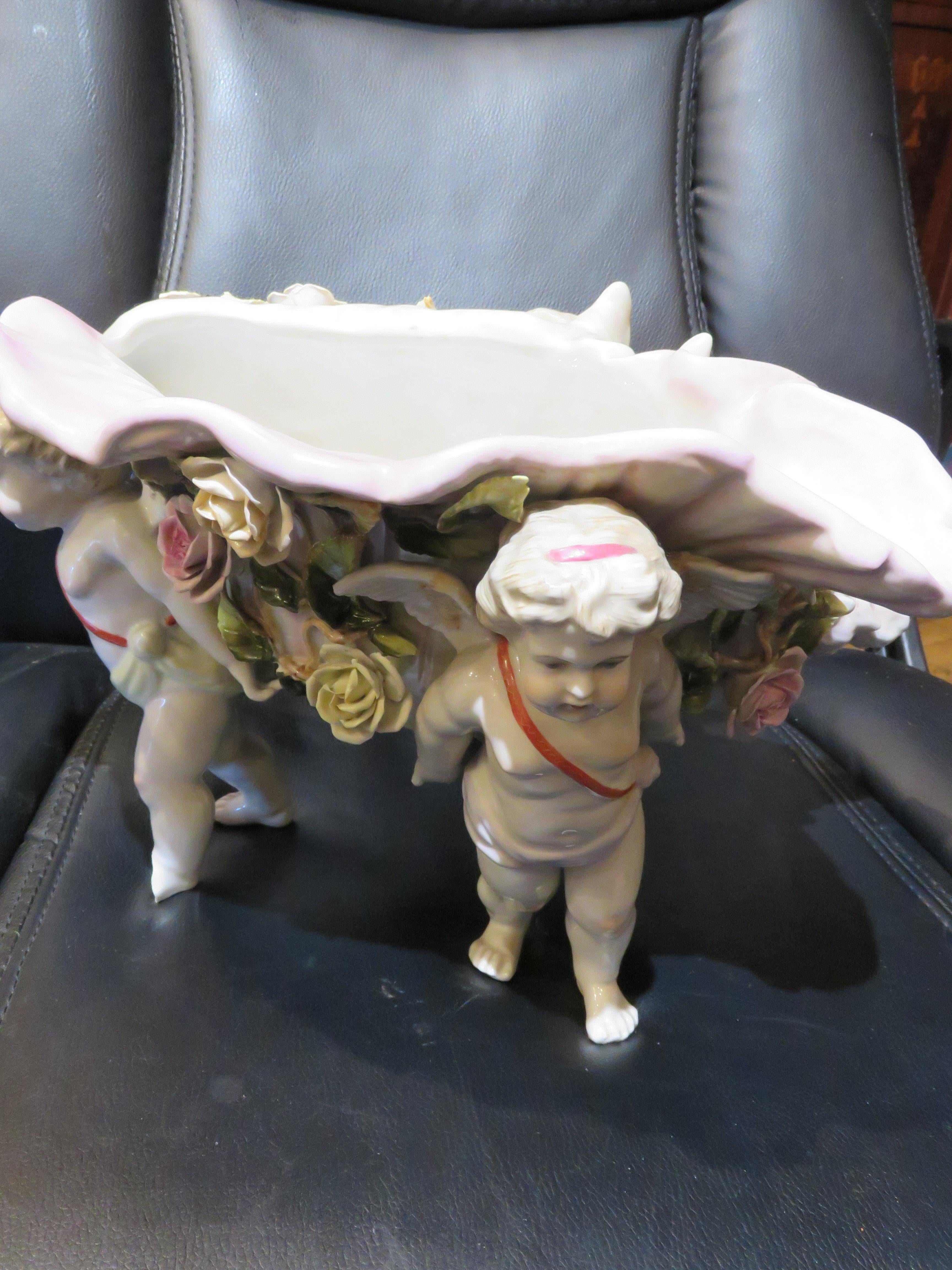 20ième siècle Rare et magnifique coquille de conque pour enfants en porcelaine de style Meissen de Dresde en vente