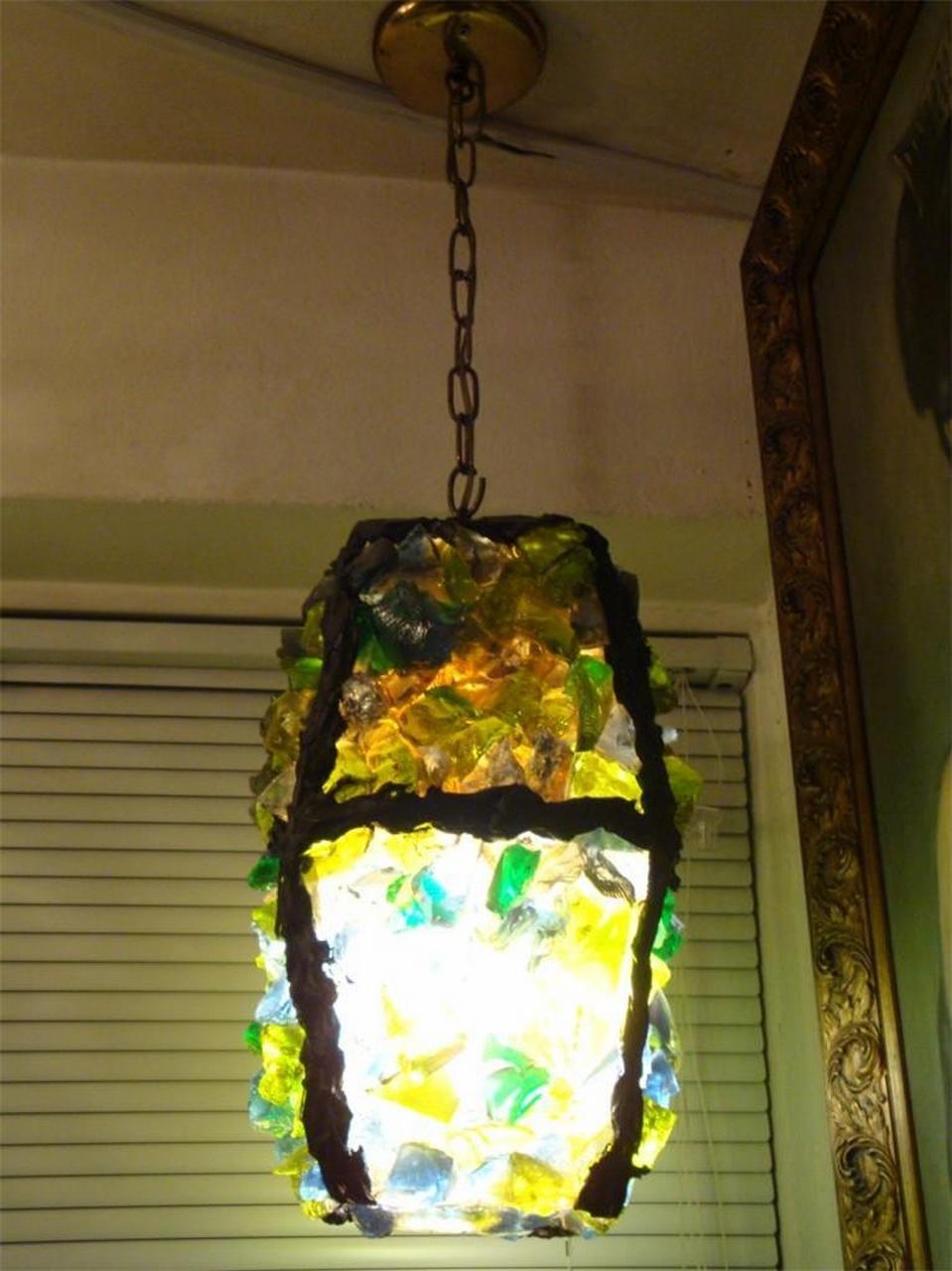 L'article suivant que nous vous proposons est cette magnifique lampe italienne en verre de Murano. La lampe est ornée de magnifiques pierres vertes, bleues, jaunes et blanches. Provenance : Sortie d'une importante propriété de la ville de New York.