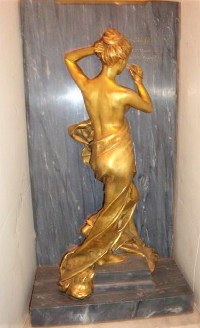 Schöne und seltene französische Skulptur aus vergoldeter Bronze und Marmor, Alfred Boucher, spätes 19./frühes 20. Jahrhundert, stellt eine weibliche Figur dar, die auf einer grauen Marmorwand steht: To Camille Chouffart, souvenir from the Board of