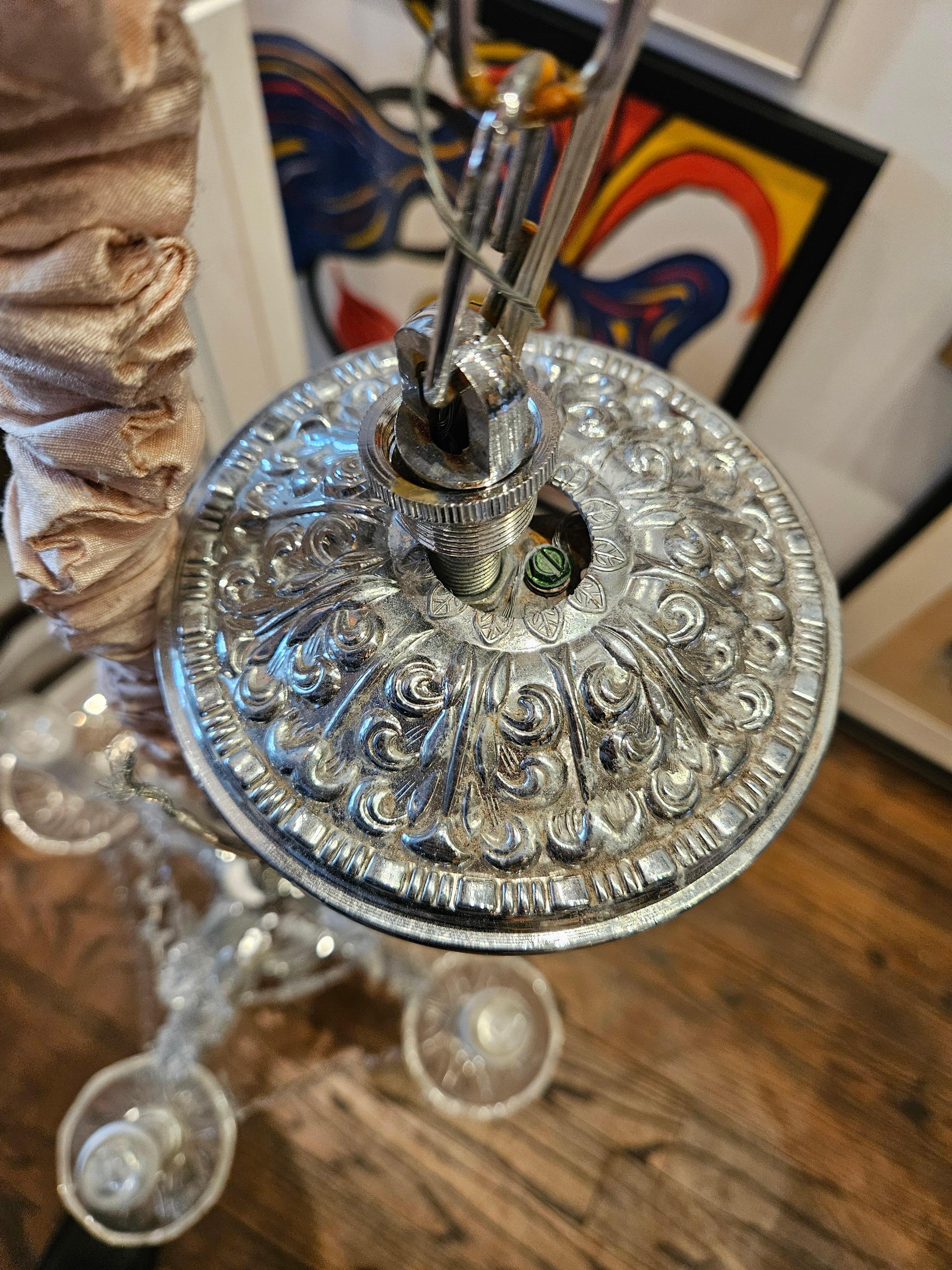 Vetro Raro e importante lampadario di cristallo europeo appeso in stile Deco di proprietà di New York in vendita
