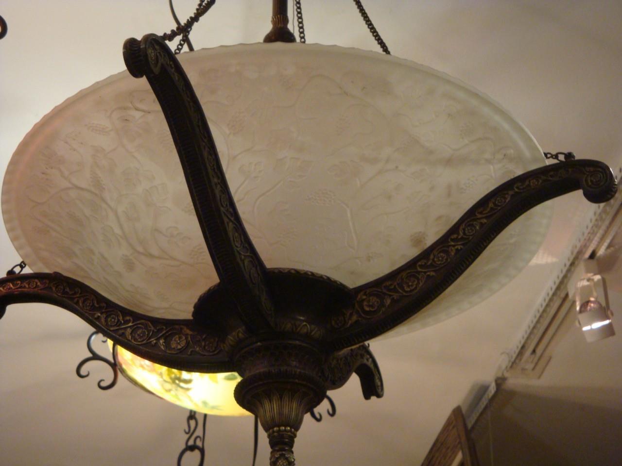 Dipinto a mano Raro e importante lampadario europeo appeso in stile Deco con smerigliatura di proprietà di New York in vendita