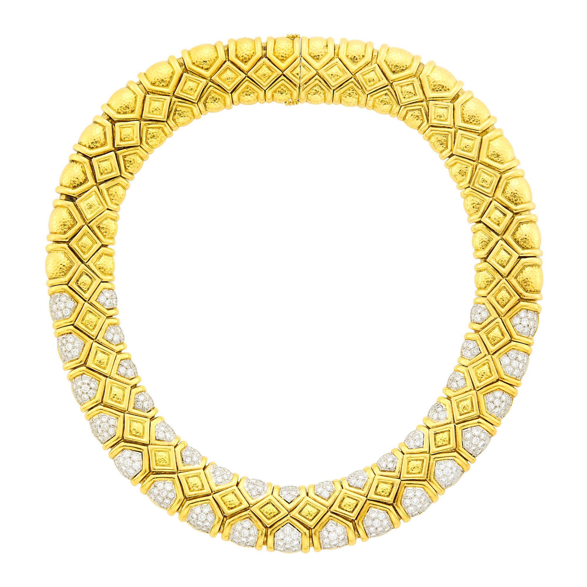 Il seguente articolo è un'importante e rara collana in oro 18KT e platino di David Webb. Questa magnifica collana contiene circa 240 diamanti rotondi per un totale di circa 9CTS, firmati Webb. Circa  17