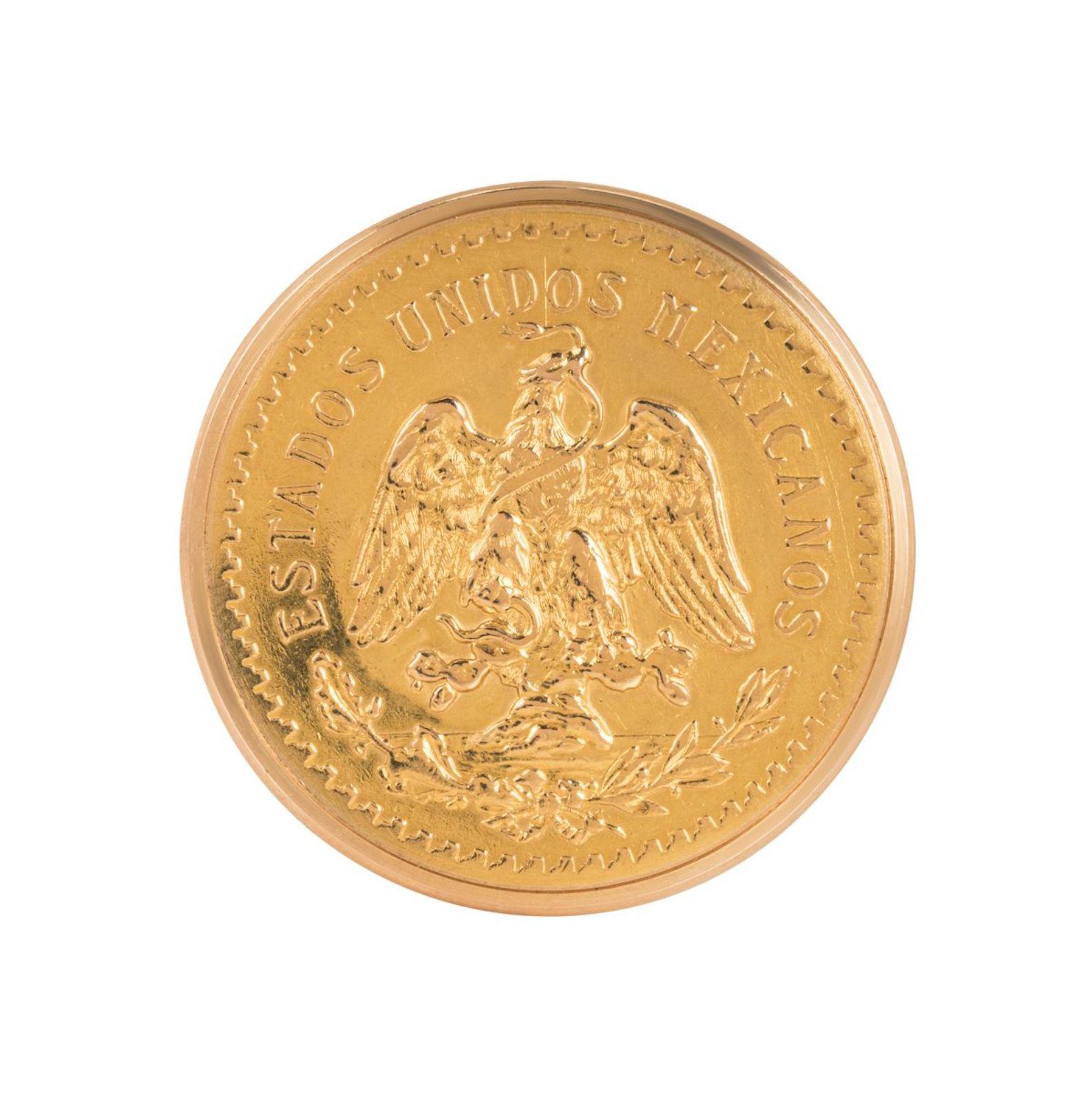 Piaget. Rare et importante montre numismatique mexicaine en or de 50 pesos à remontage manuel C1960

Cadran : Le cadran en argent mat signé Piaget avec des bâtons de repérage noirs et des aiguilles en acier bleui assorties.

Boîtier : le boîtier est