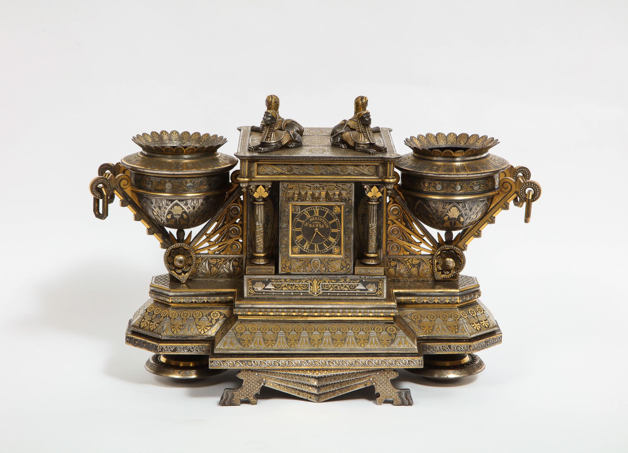 Seltene und bedeutende spanische Uhr aus Damast, Eisen, Stahl und Gold mit Intarsien, Eibar, Spanien (Neuägyptisch) im Angebot