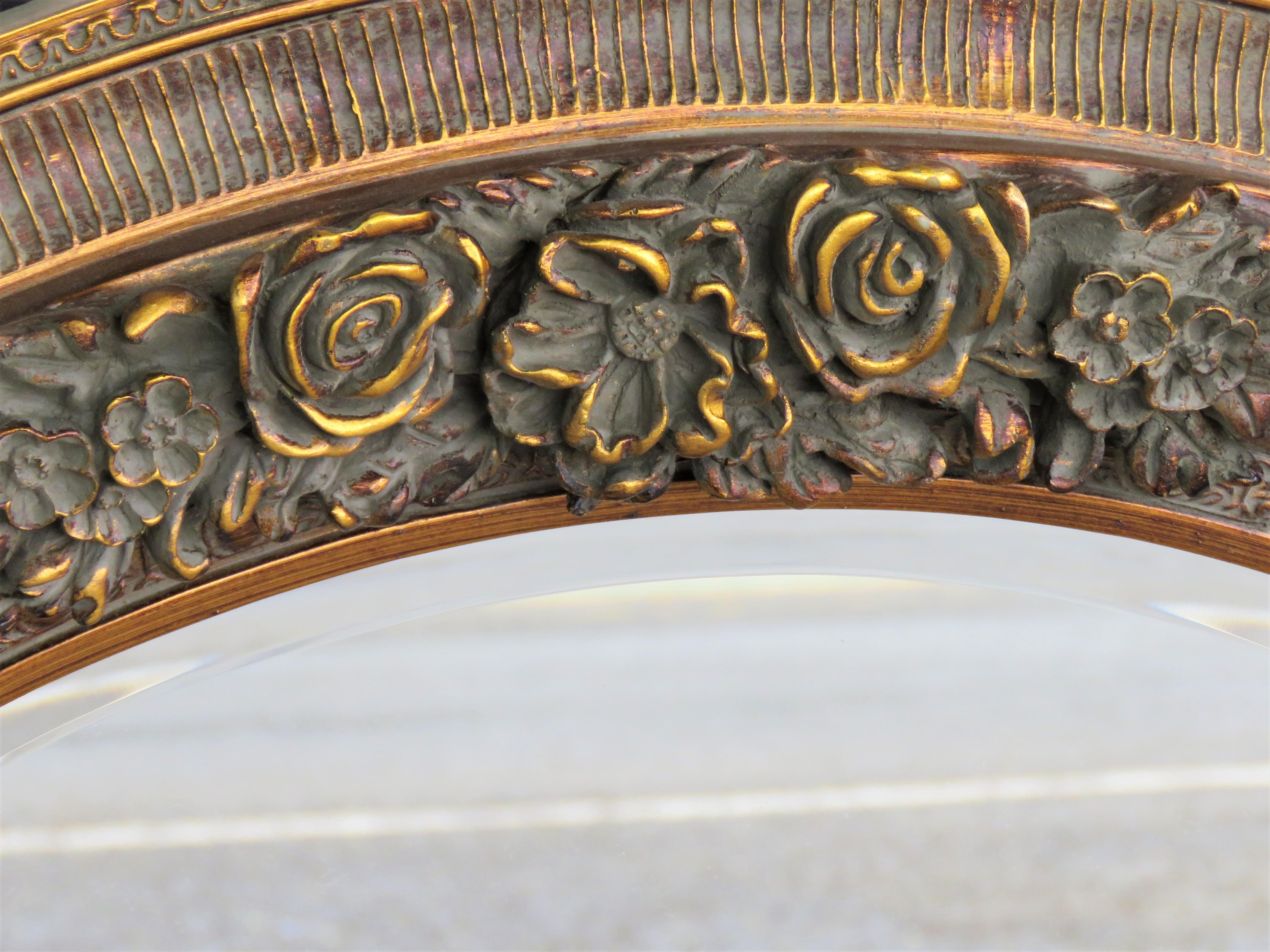 Rare Important Spectaculaire Grand Miroir en bois sculpté et orné de fleurs françaises Bon état - En vente à New York, NY