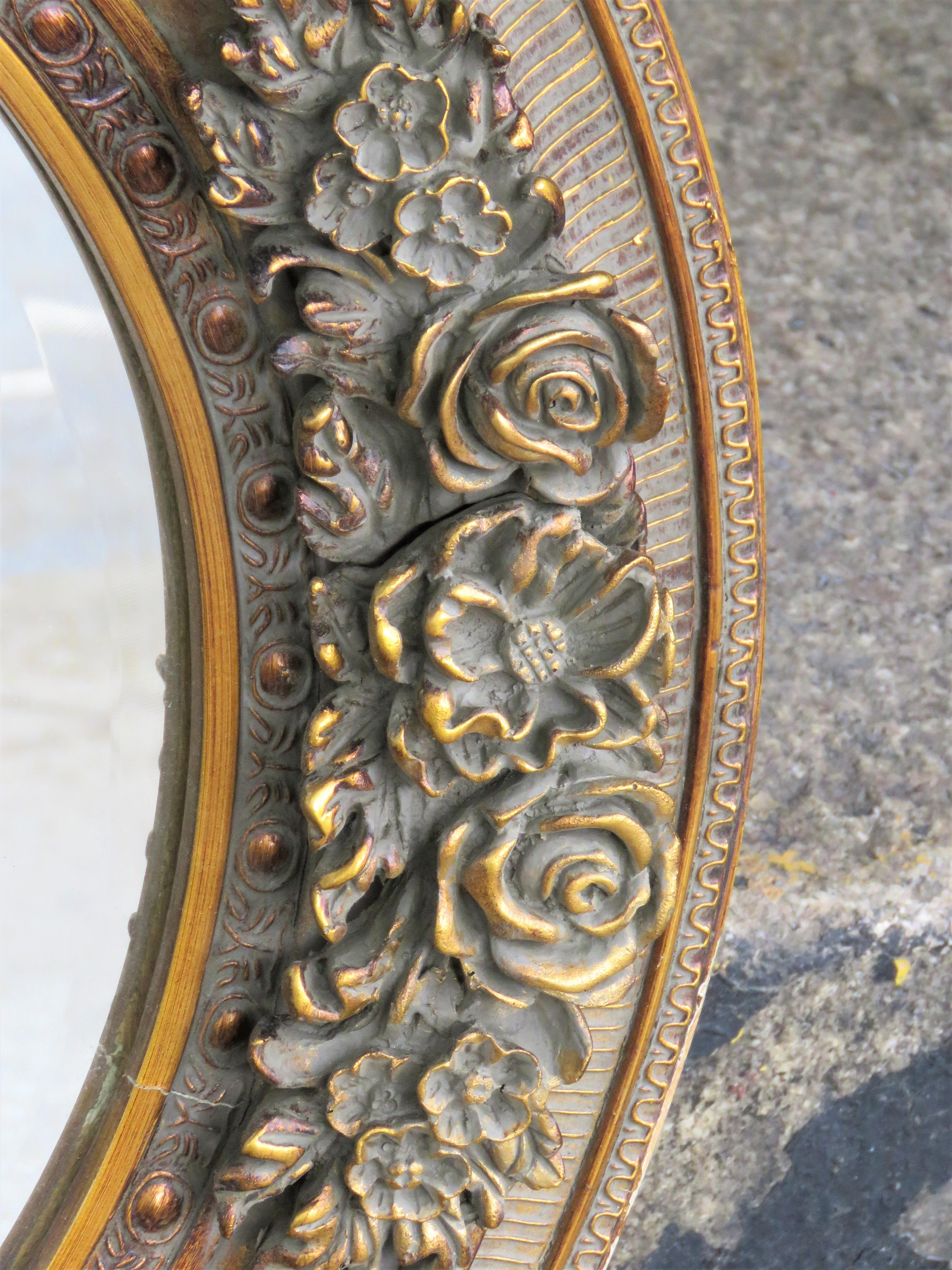 Cristal Rare Important Spectaculaire Grand Miroir en bois sculpté et orné de fleurs françaises en vente