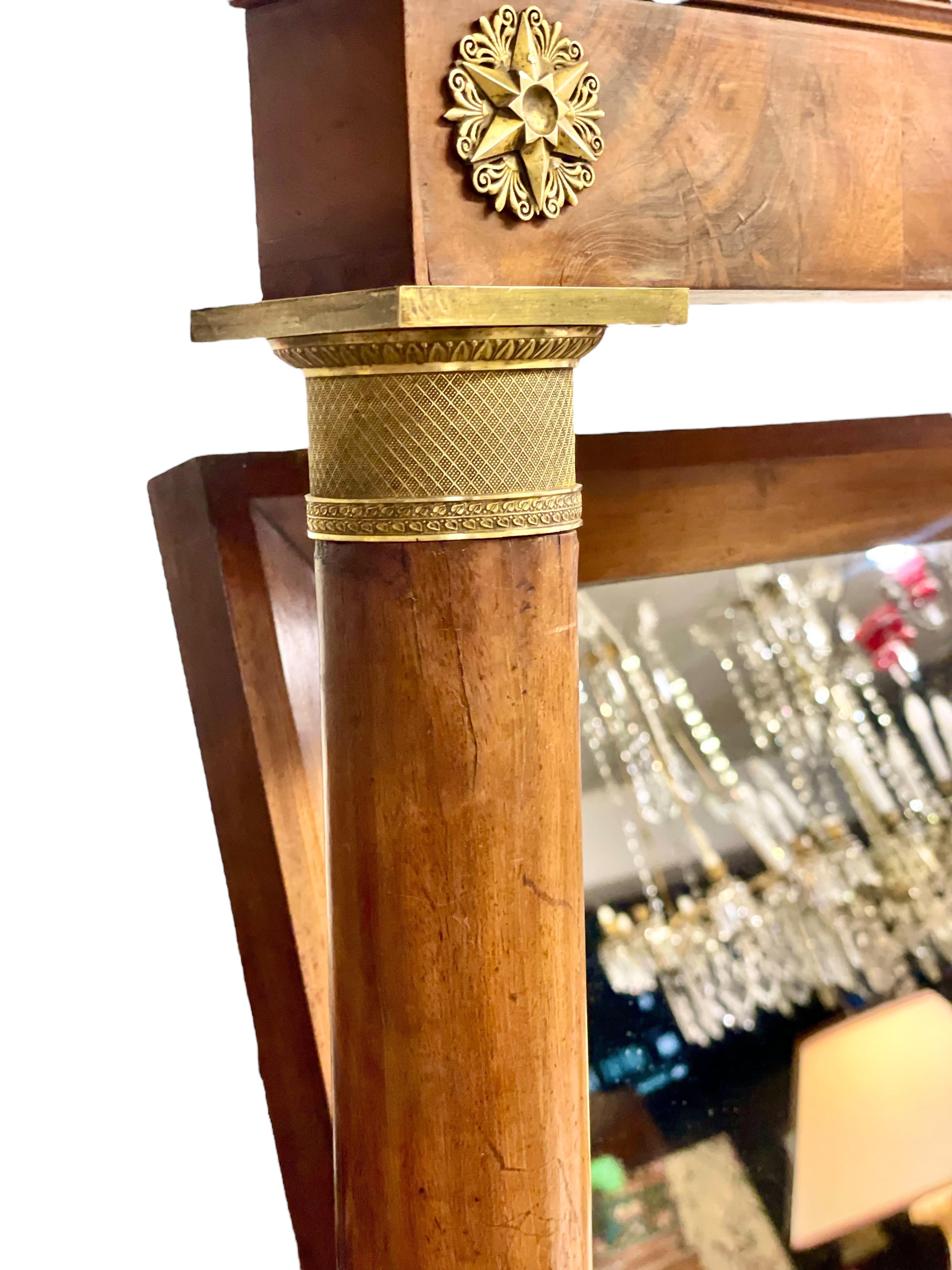 Stile impero Raro e imponente specchio chevale in noce e bronzo dorato del Primo Impero in vendita