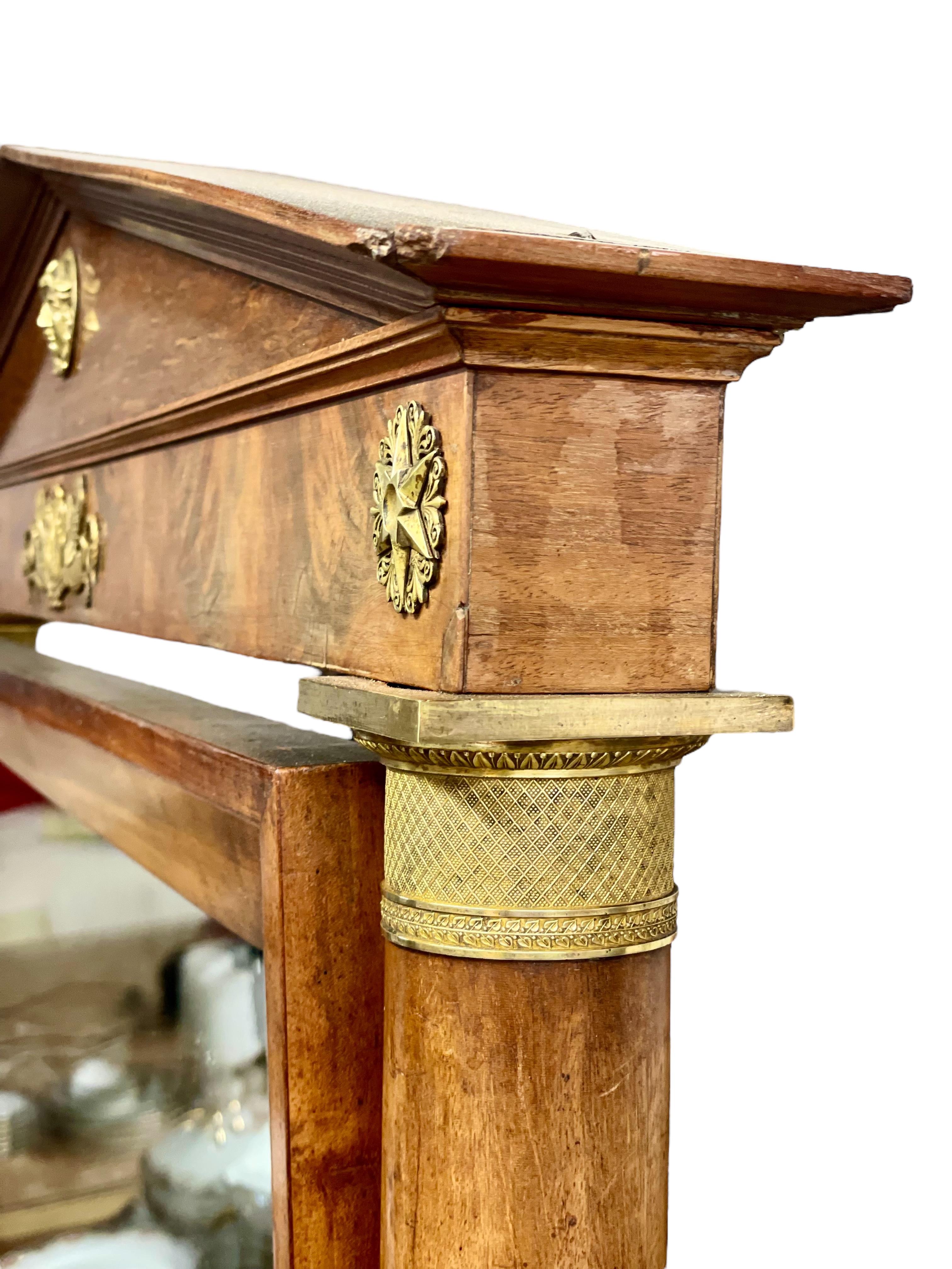 XIX secolo Raro e imponente specchio chevale in noce e bronzo dorato del Primo Impero in vendita