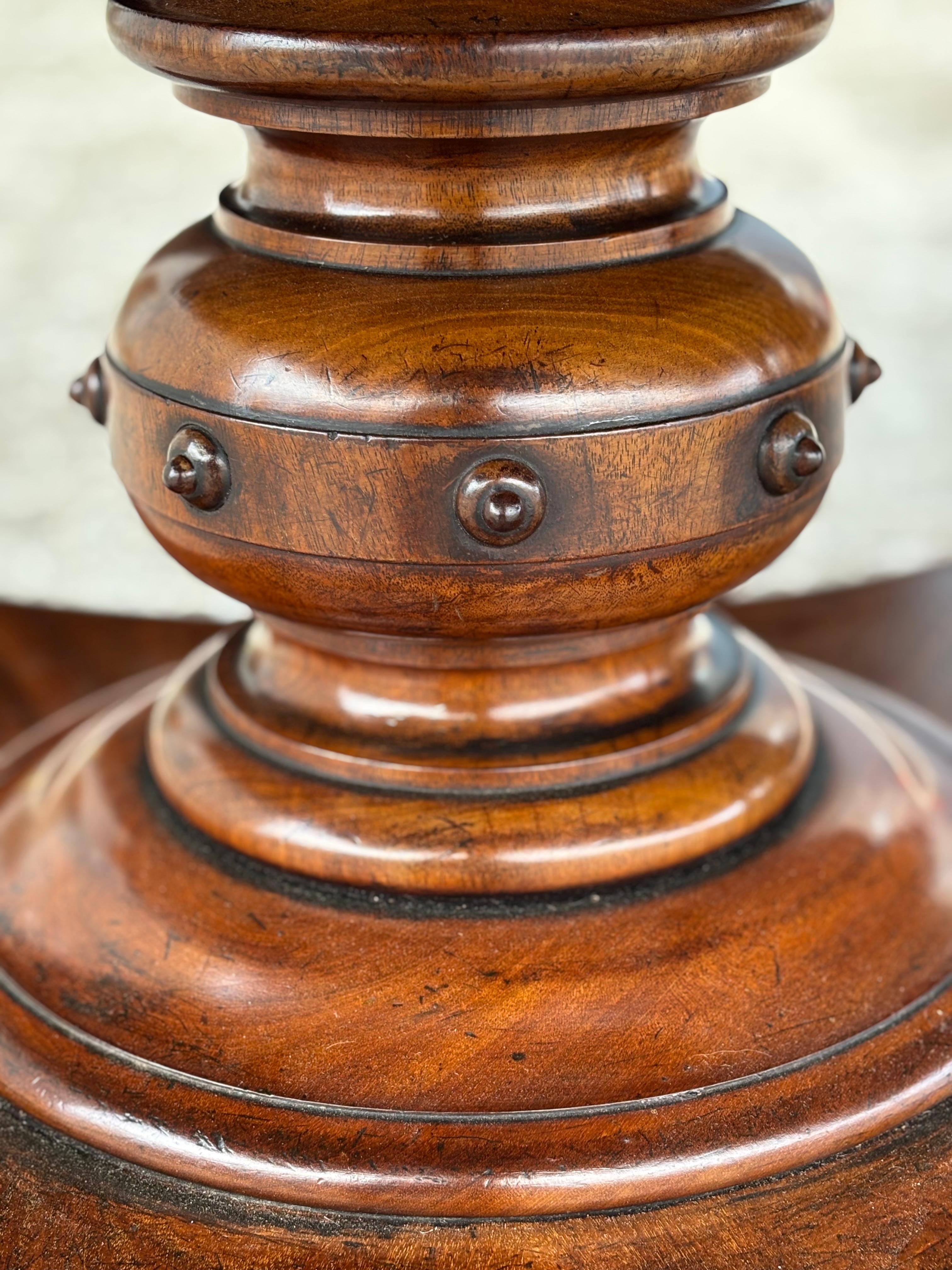 Rara e Impresionante Mesa de Comedor de Caoba de la Época de Guillermo IV del Siglo XIX en venta 8